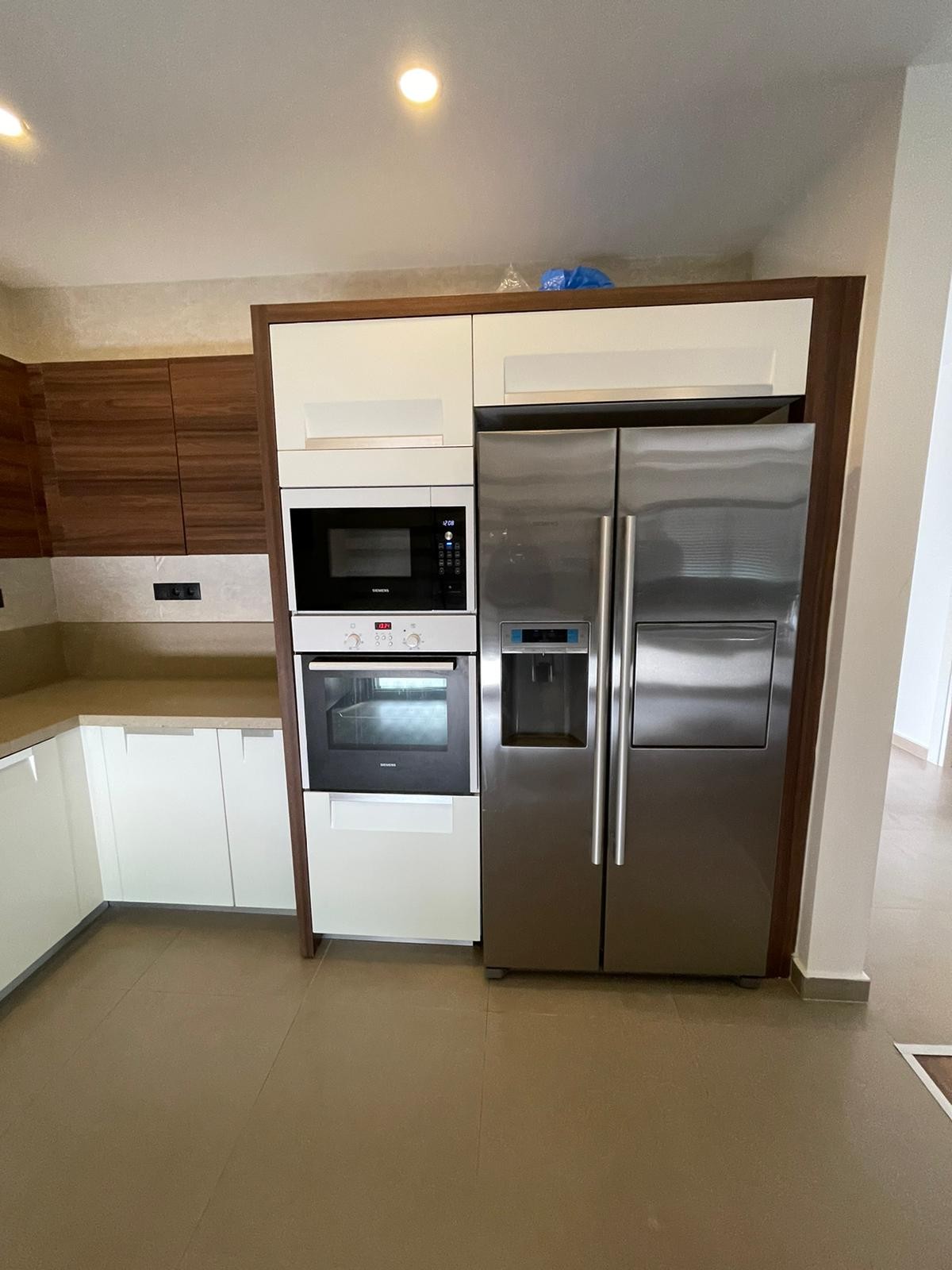 FULLY FURNISHED BRAND NEW CLOSE TO THE BEACH & TOWN