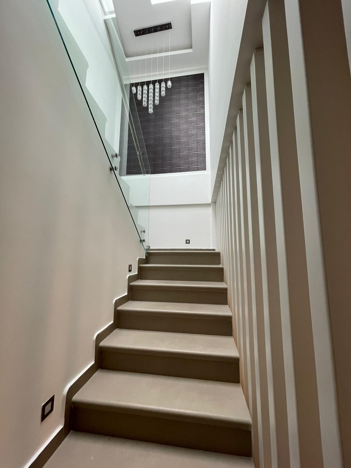 FULLY FURNISHED BRAND NEW CLOSE TO THE BEACH & TOWN