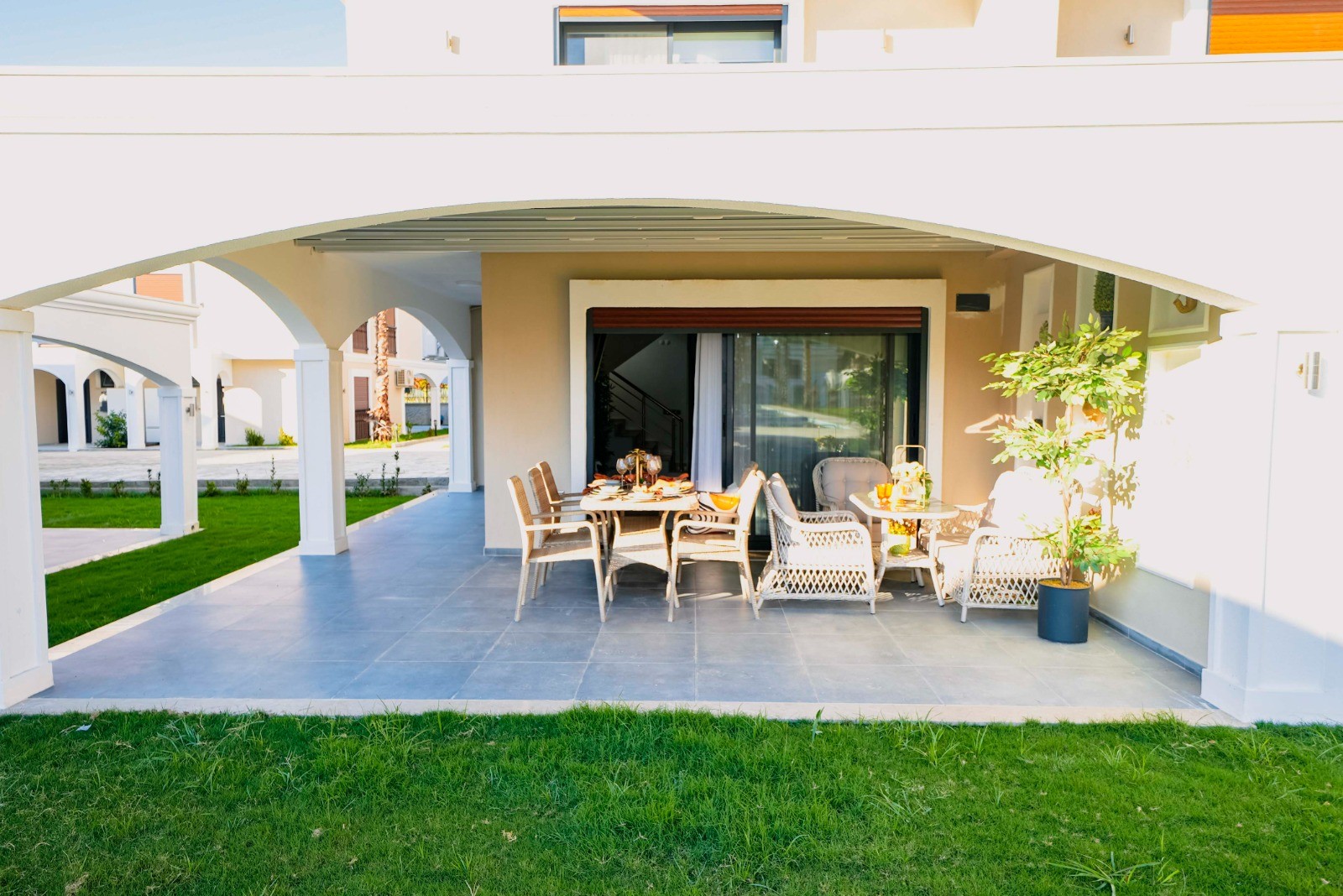 ОТДЕЛЬНАЯ ВИЛЛА НА ПЕРВОЙ БЕРЕГОВОЙ ЛИНИИ В РАЙОНЕ ДАВУТЛАР.