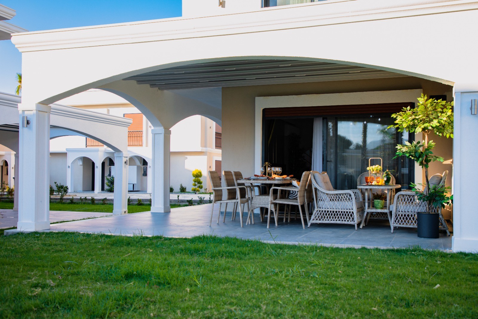 ОТДЕЛЬНАЯ ВИЛЛА НА ПЕРВОЙ БЕРЕГОВОЙ ЛИНИИ В РАЙОНЕ ДАВУТЛАР.