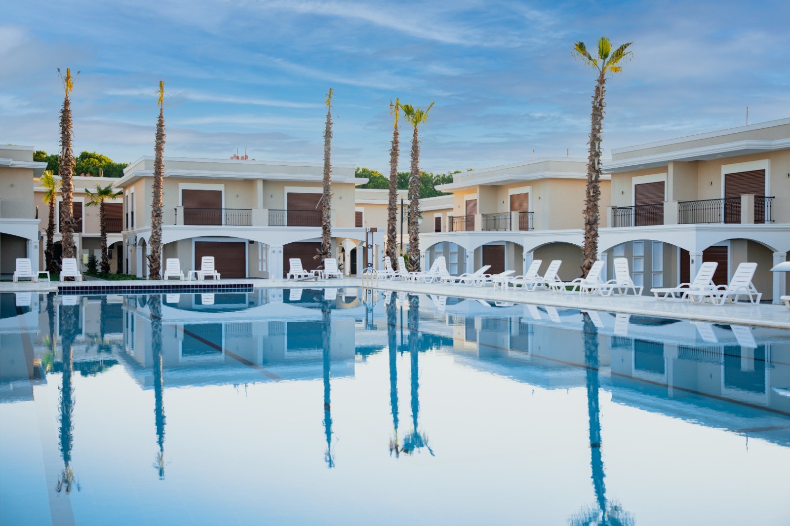 ОТДЕЛЬНАЯ ВИЛЛА НА ПЕРВОЙ БЕРЕГОВОЙ ЛИНИИ В РАЙОНЕ ДАВУТЛАР.