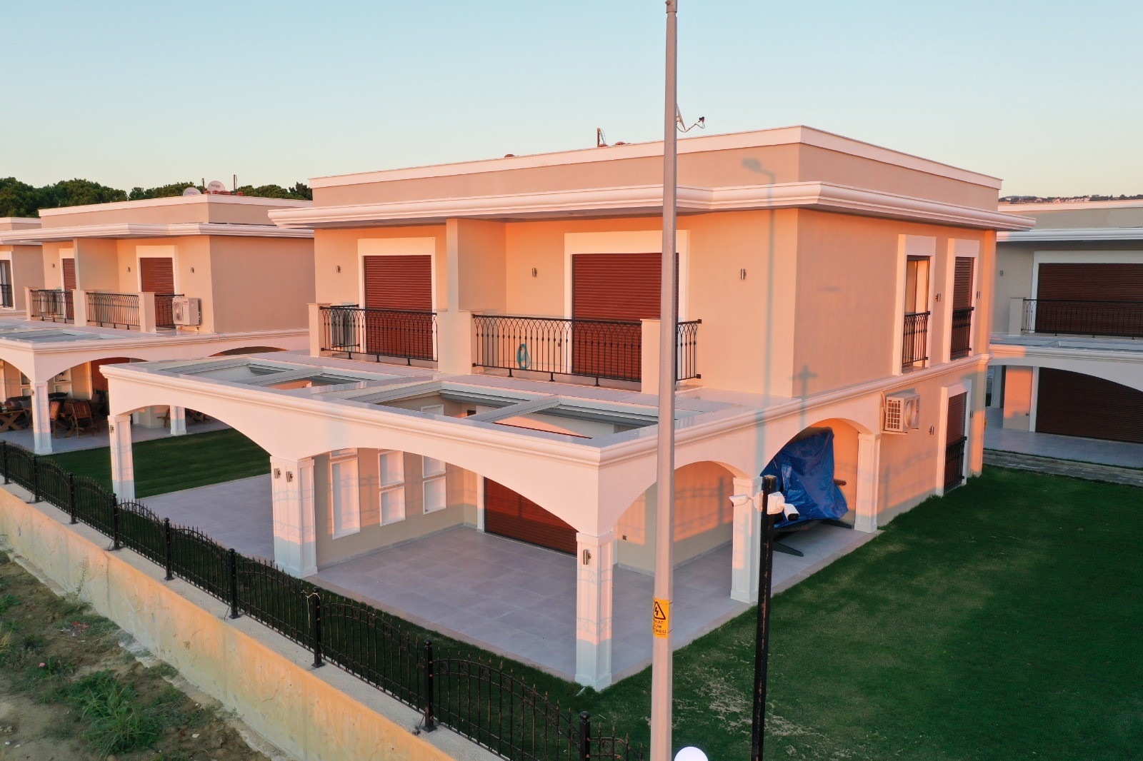 ОТДЕЛЬНАЯ ВИЛЛА НА ПЕРВОЙ БЕРЕГОВОЙ ЛИНИИ В РАЙОНЕ ДАВУТЛАР.