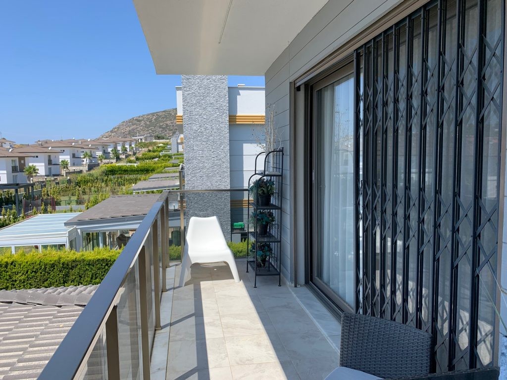 Close to the sea, with private parking, and near the city center, a magnificent villa is for sale.