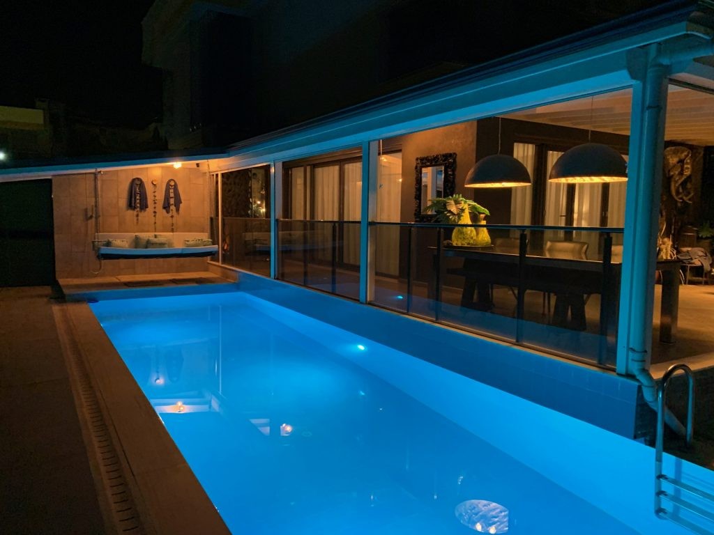 Close to the sea, with private parking, and near the city center, a magnificent villa is for sale.