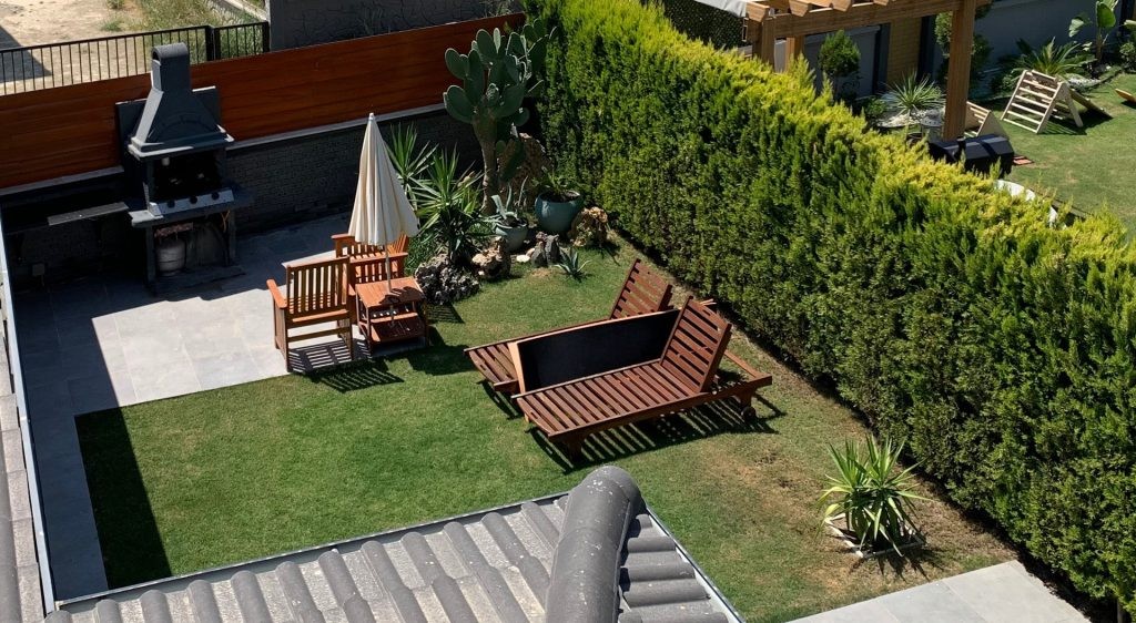 Close to the sea, with private parking, and near the city center, a magnificent villa is for sale.