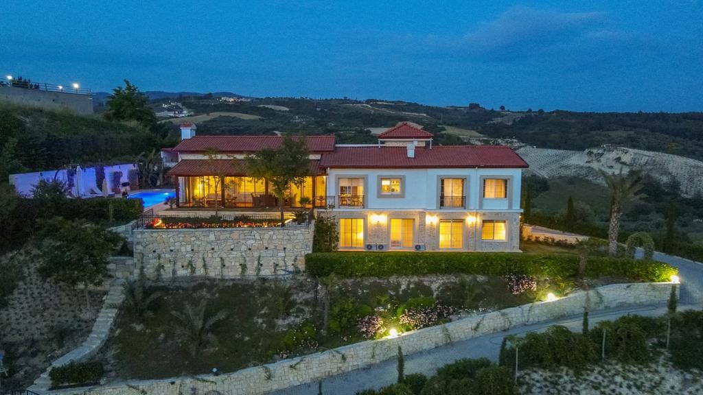 ВЕЛИКОЛЕПНЫЙ ФЕРМЕРСКИЙ ДОМ С ВИДОМ НА МОРЕ И ПРИРОДУ В КУШАДАСЫ.