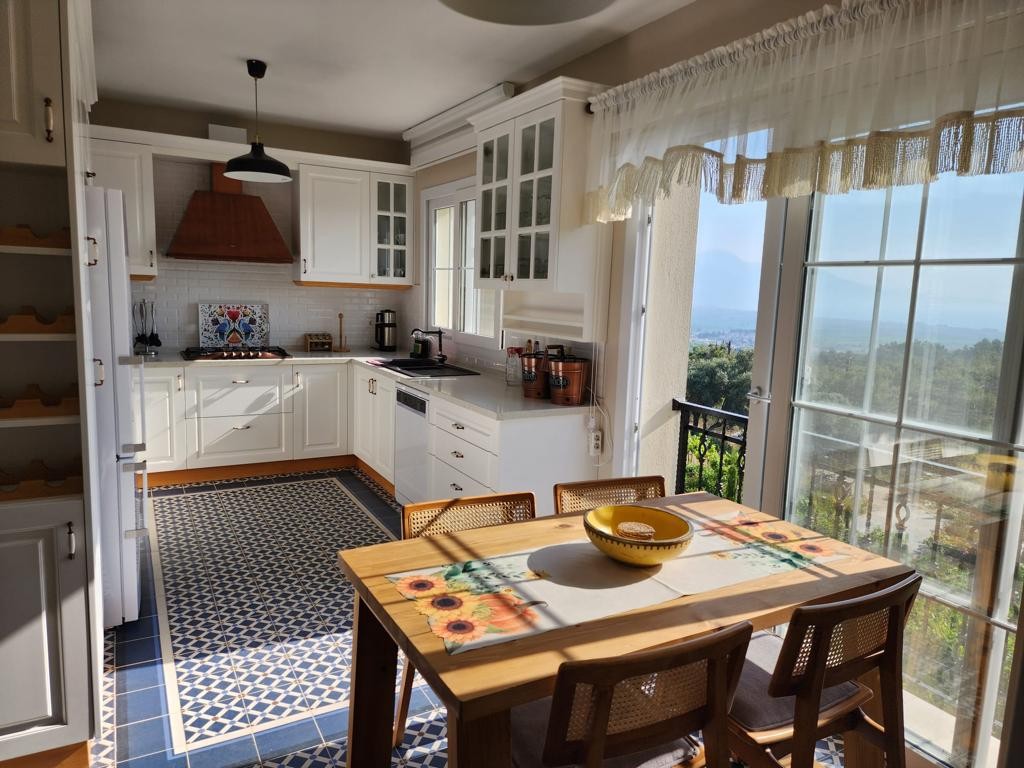 ВЕЛИКОЛЕПНЫЙ ФЕРМЕРСКИЙ ДОМ С ВИДОМ НА МОРЕ И ПРИРОДУ В КУШАДАСЫ.