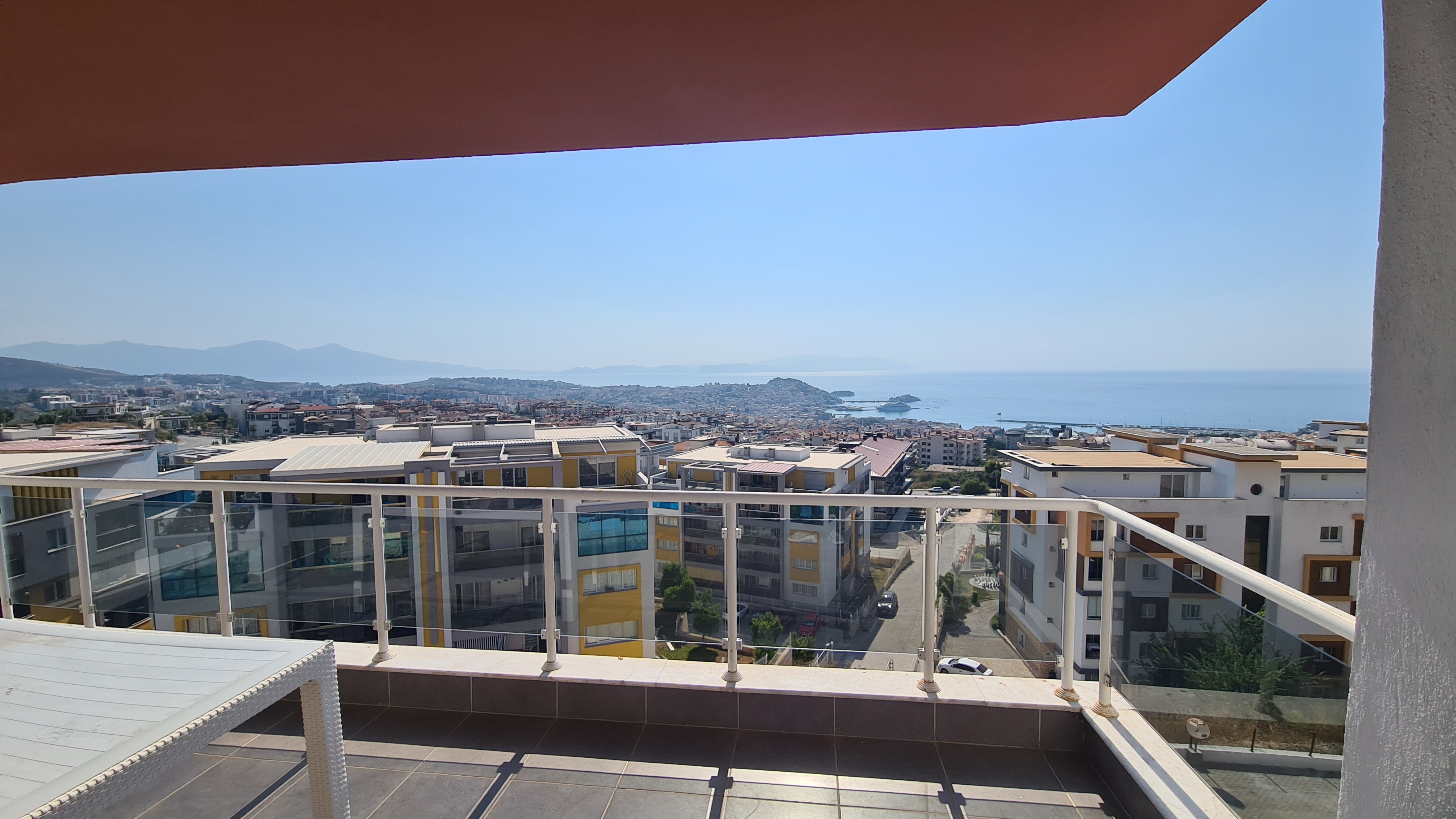 КВАРТИРА 3+1 С ПАНОРАМНЫМ ВИДОМ НА МОРЕ В КУШАДАСЫ.