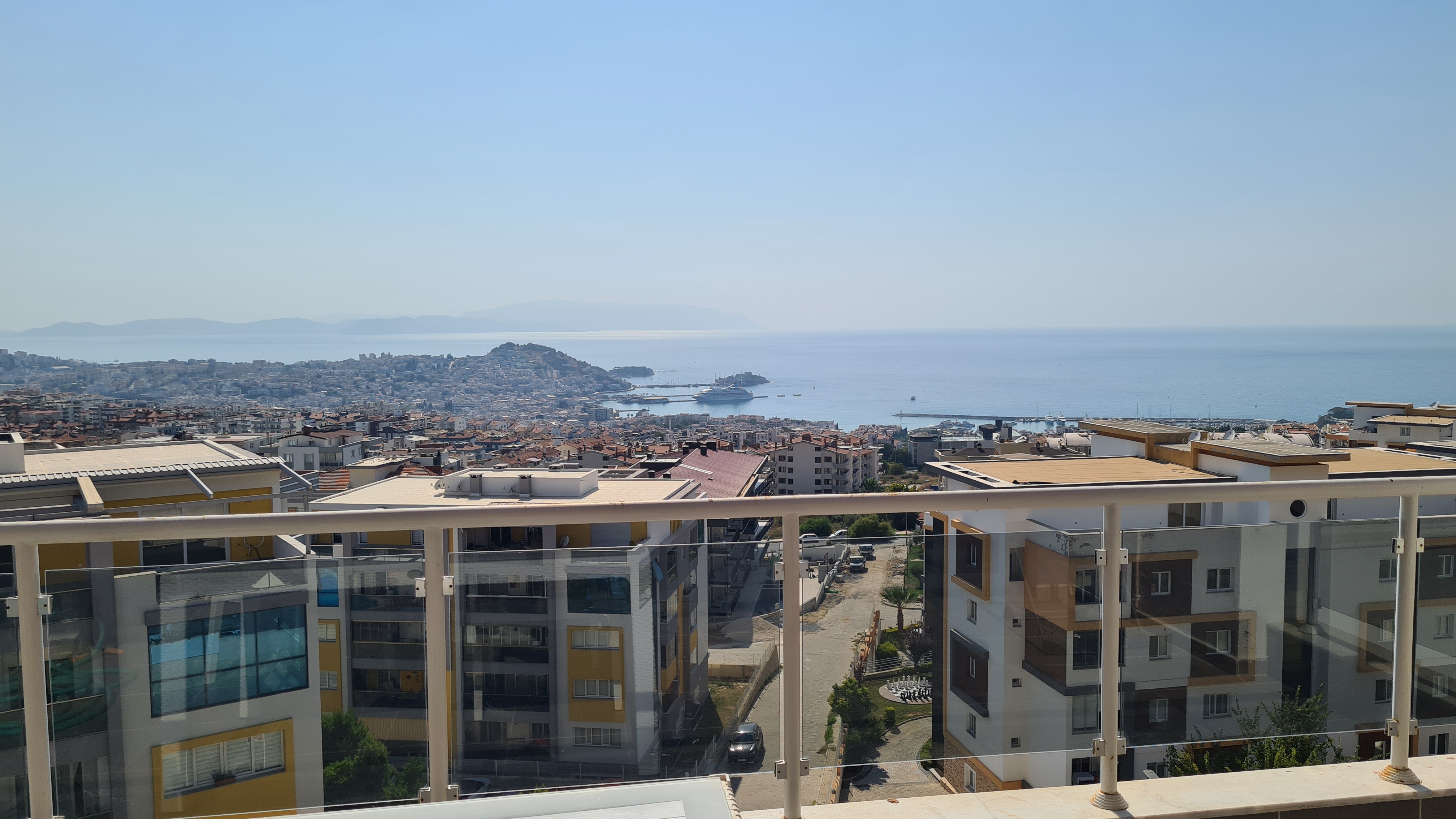 КВАРТИРА 3+1 С ПАНОРАМНЫМ ВИДОМ НА МОРЕ В КУШАДАСЫ.