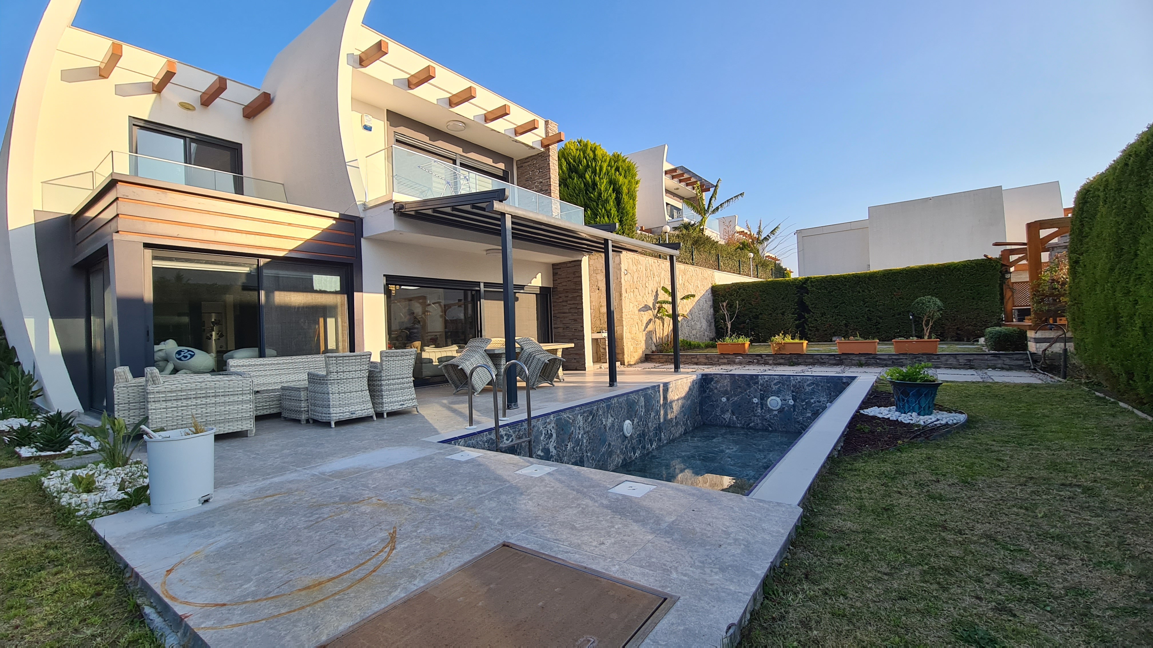 FULLY FURNISHED , 4 BEDROOM 4 BATHROOM 500 SQM PLOT 