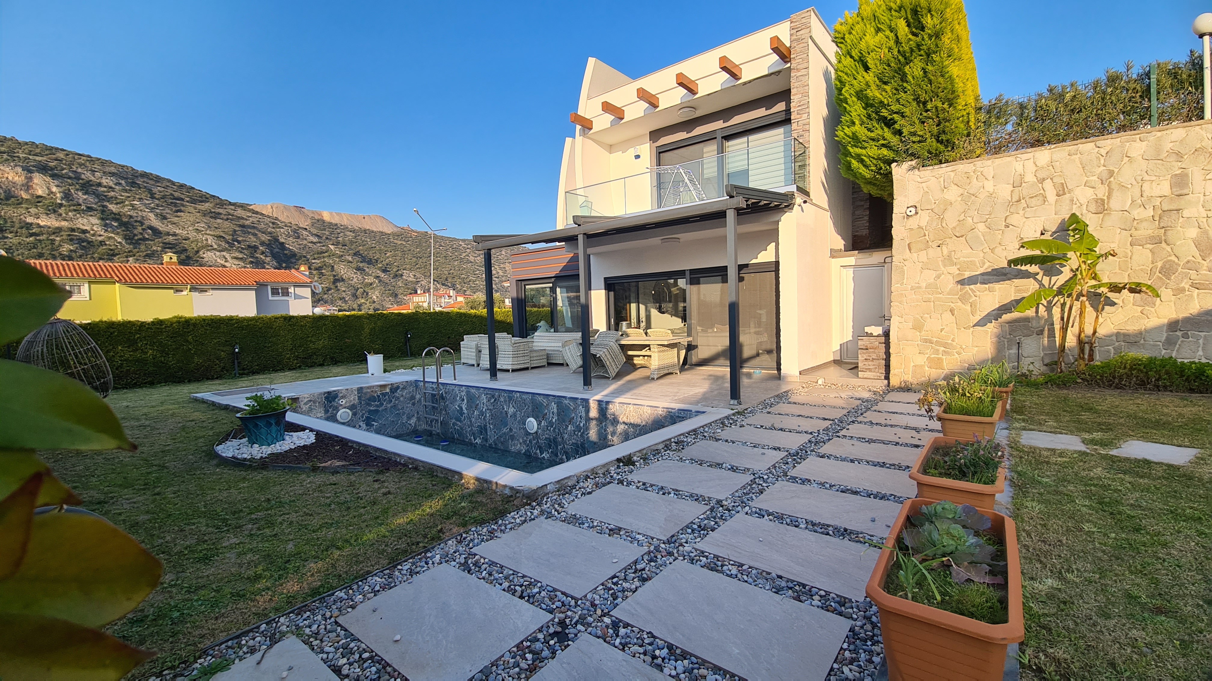 FULLY FURNISHED , 4 BEDROOM 4 BATHROOM 500 SQM PLOT 