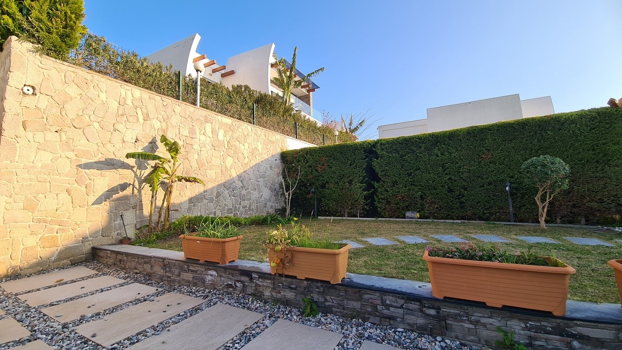 FULLY FURNISHED , 4 BEDROOM 4 BATHROOM 500 SQM PLOT 