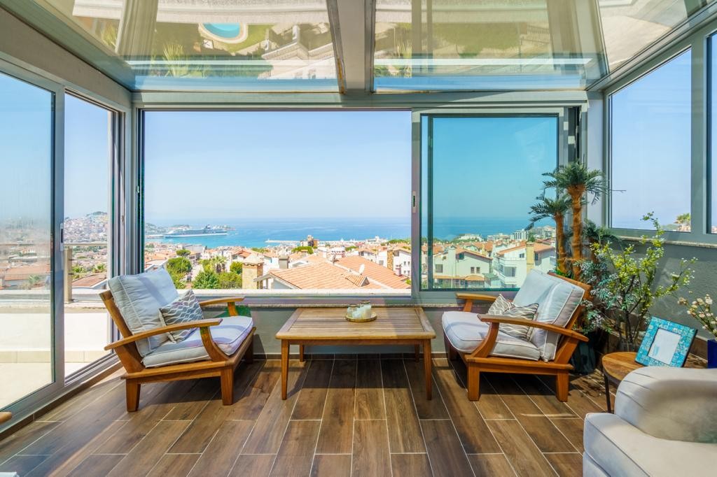 Magnificent Duplex Apartment with Sea View, Near Marina Area