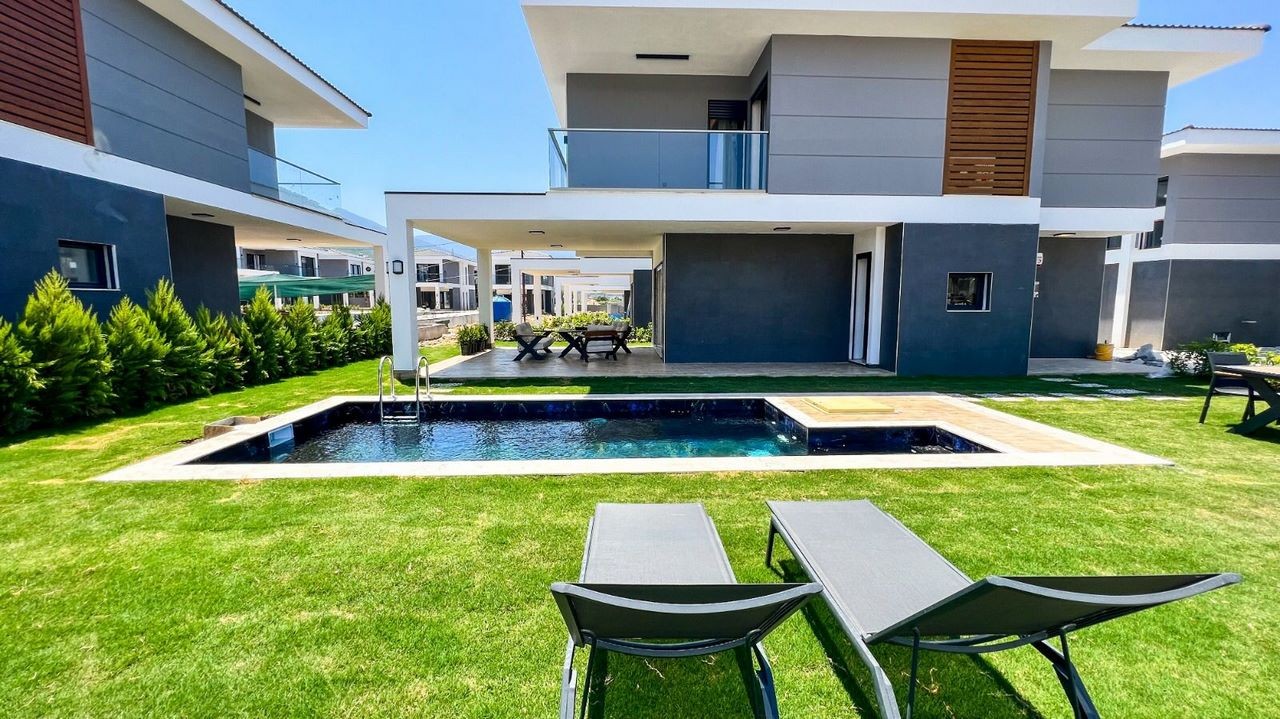 Detached Villa with Private Pool and Near the Sea