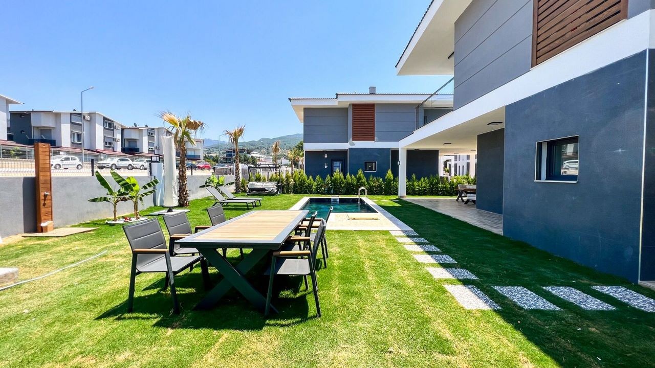 Detached Villa with Private Pool and Near the Sea