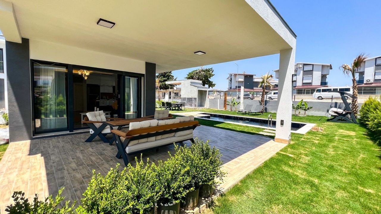 Detached Villa with Private Pool and Near the Sea