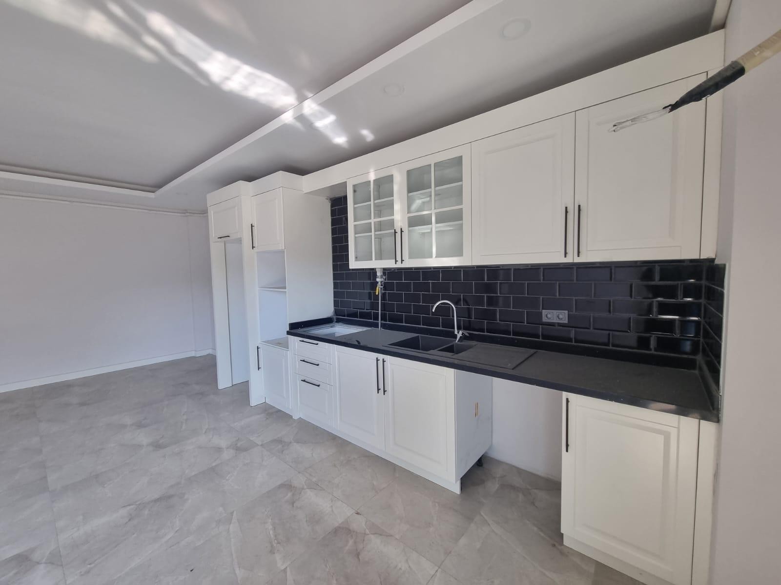 Prime Location in Kuşadası! Modern 2+1 Apartment with Pool and Security