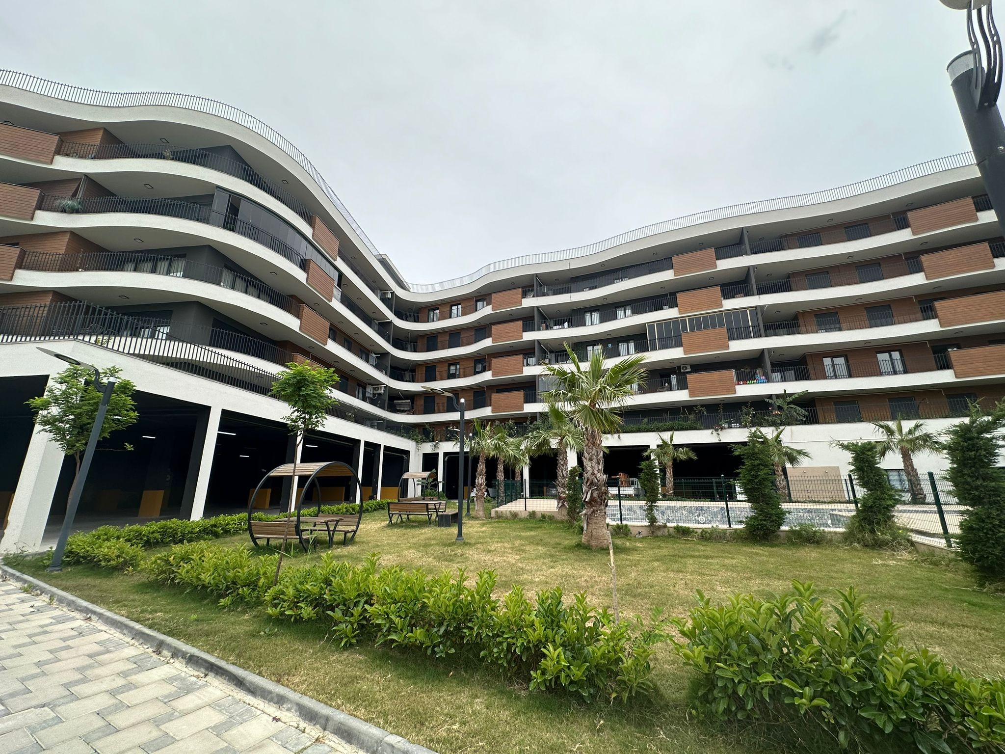 Prime Location in Kuşadası! Modern 2+1 Apartment with Pool and Security