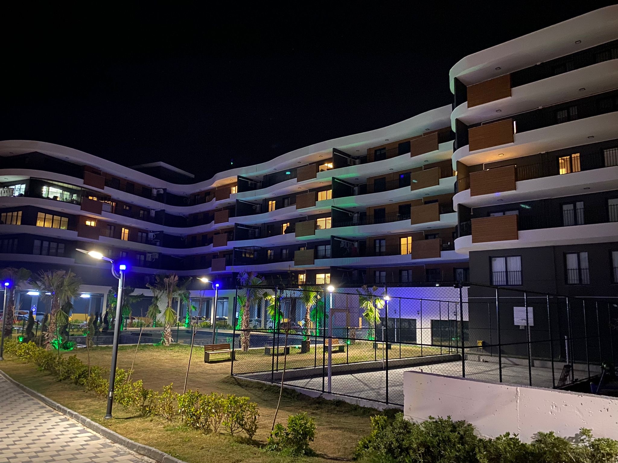 Prime Location in Kuşadası! Modern 2+1 Apartment with Pool and Security