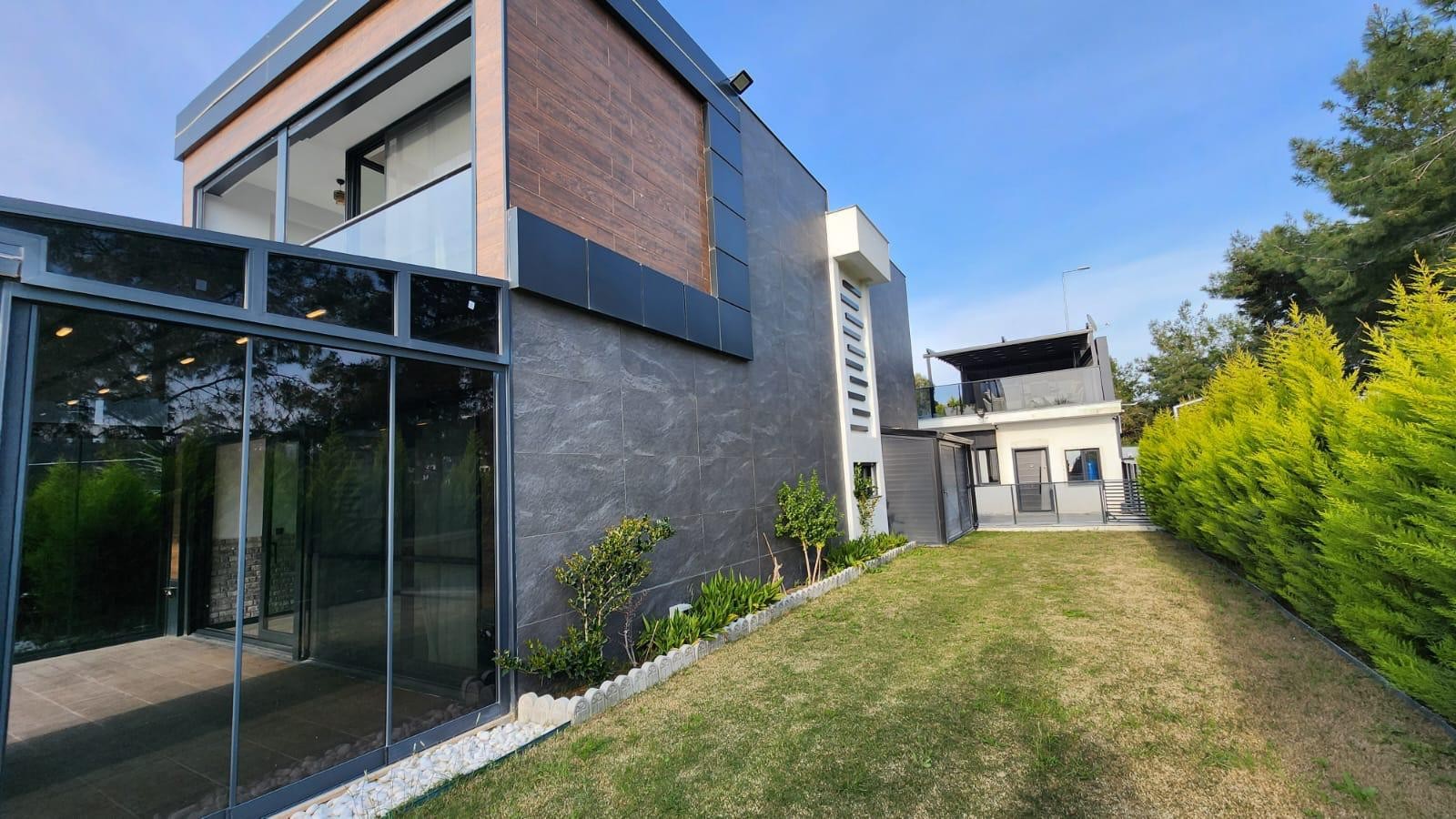 ОТДЕЛЬНАЯ ВИЛЛА С ЧАСТНЫМ САДОВЫМ УЧАСТКОМ В КУШАДАСЫ.