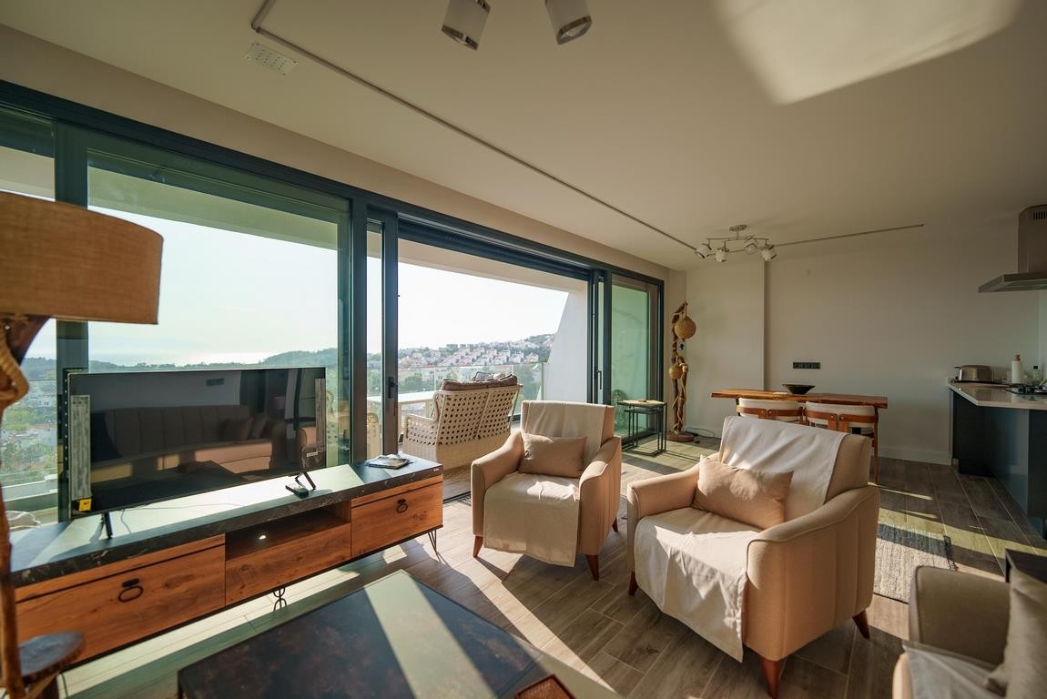 For Sale: 2-Bedroom Apartment with Stunning Sea View