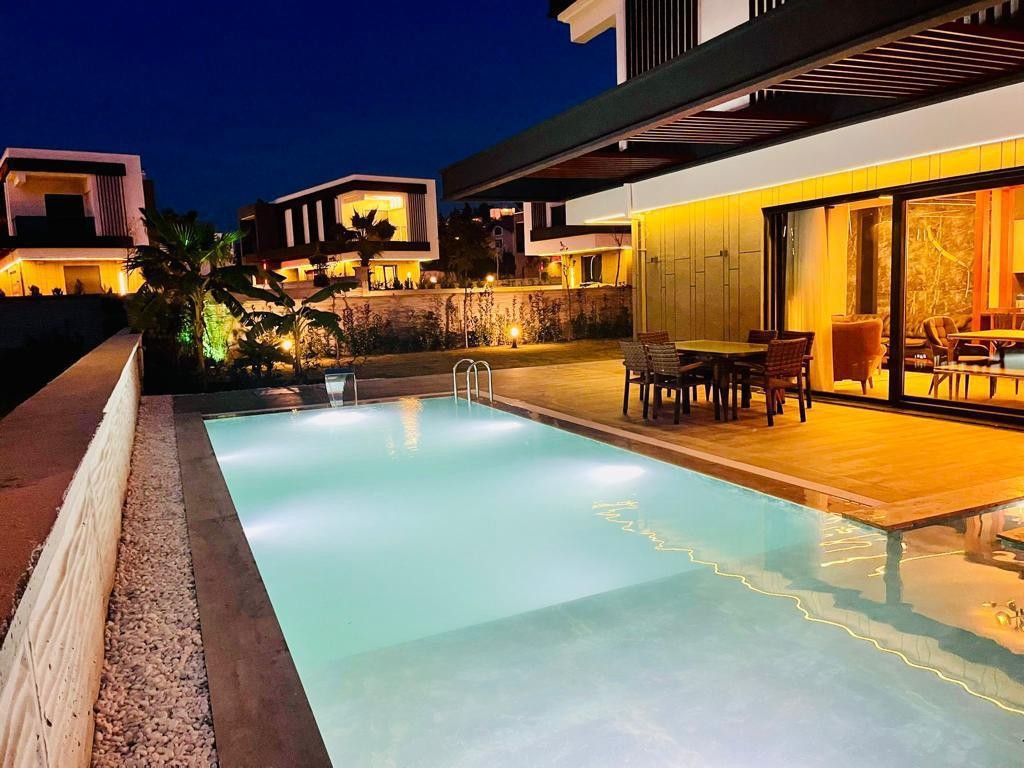 A Prestigious Ultra-Luxury Villa on a 540 m² Plot in the Heart of Kuşadası