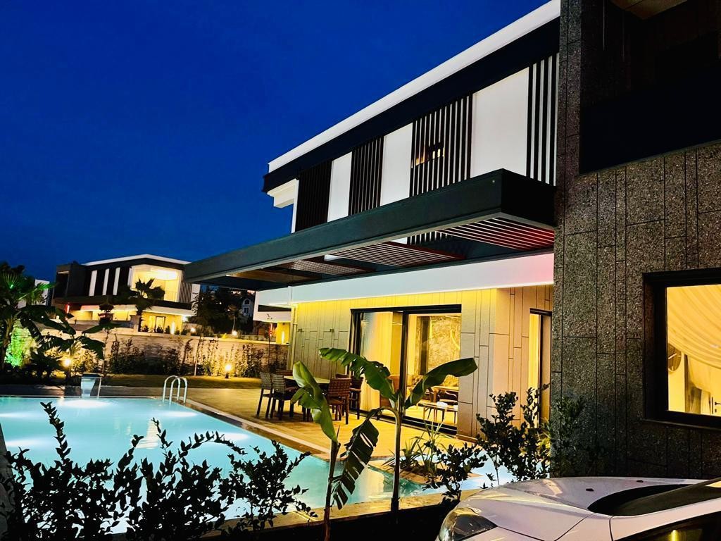 A Prestigious Ultra-Luxury Villa on a 540 m² Plot in the Heart of Kuşadası