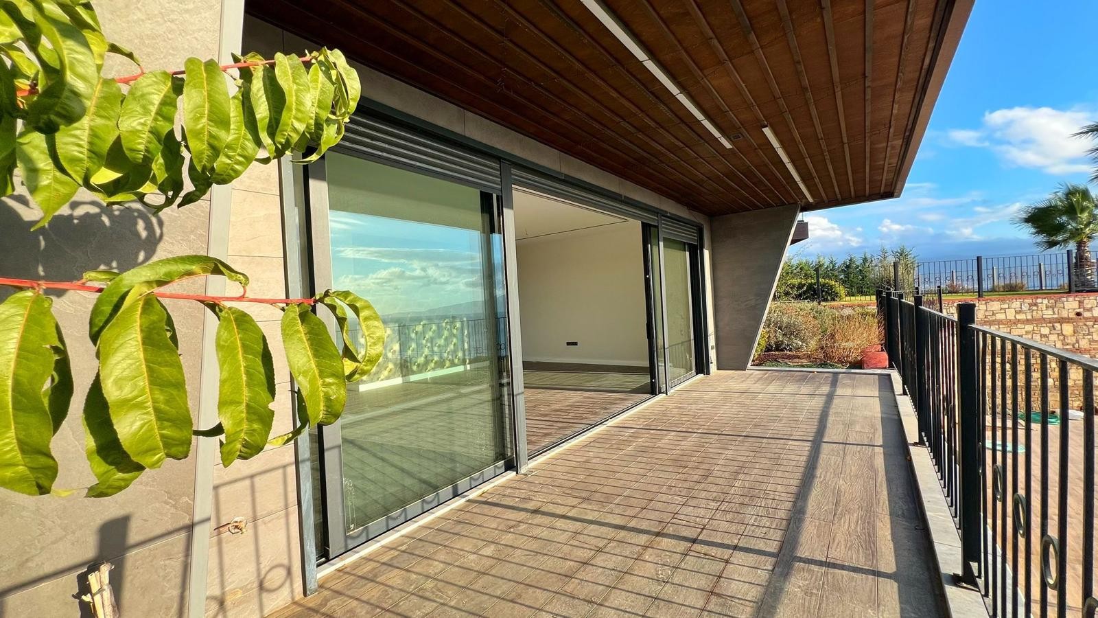 Spacious Apartment with Panoramic Pool and Sea Views in Kuşadası Değirmendere