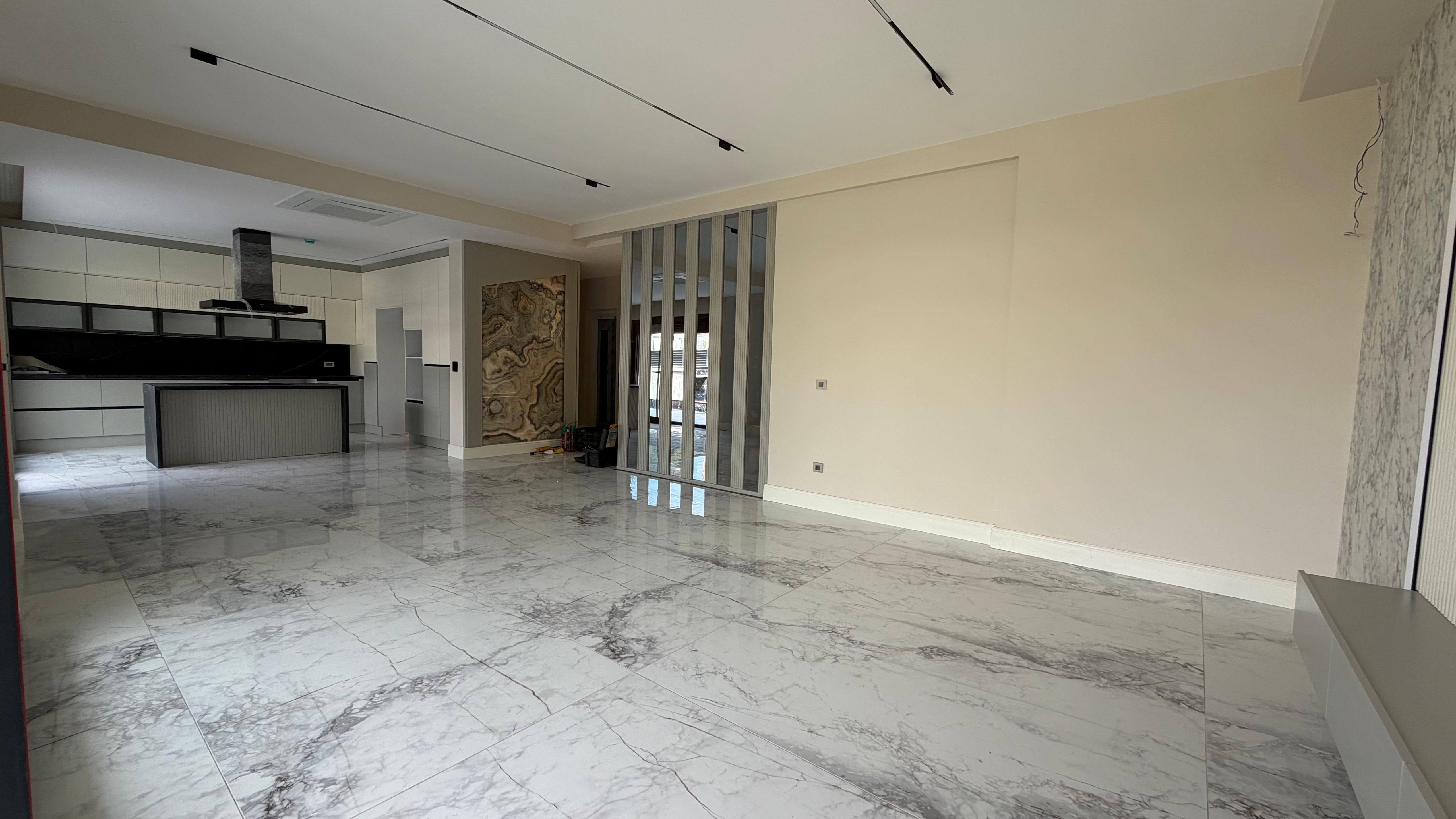 VILLA MODERNA DE LUJO EN VENTA A POCA DISTANCIA A PIE DEL MAR EN EL BARRIO DE EGE, KUŞADASI