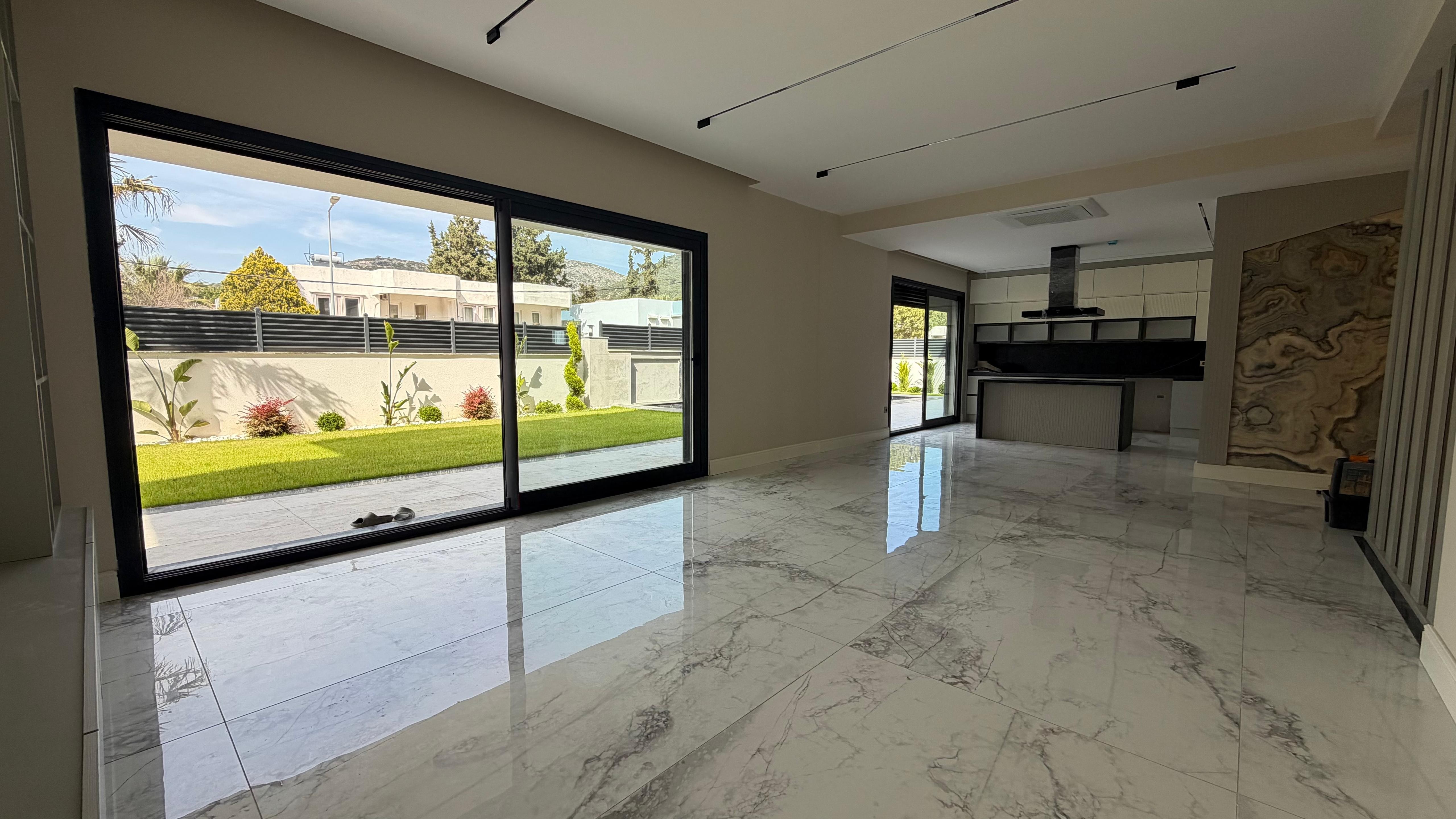 VILLA MODERNA DE LUJO EN VENTA A POCA DISTANCIA A PIE DEL MAR EN EL BARRIO DE EGE, KUŞADASI