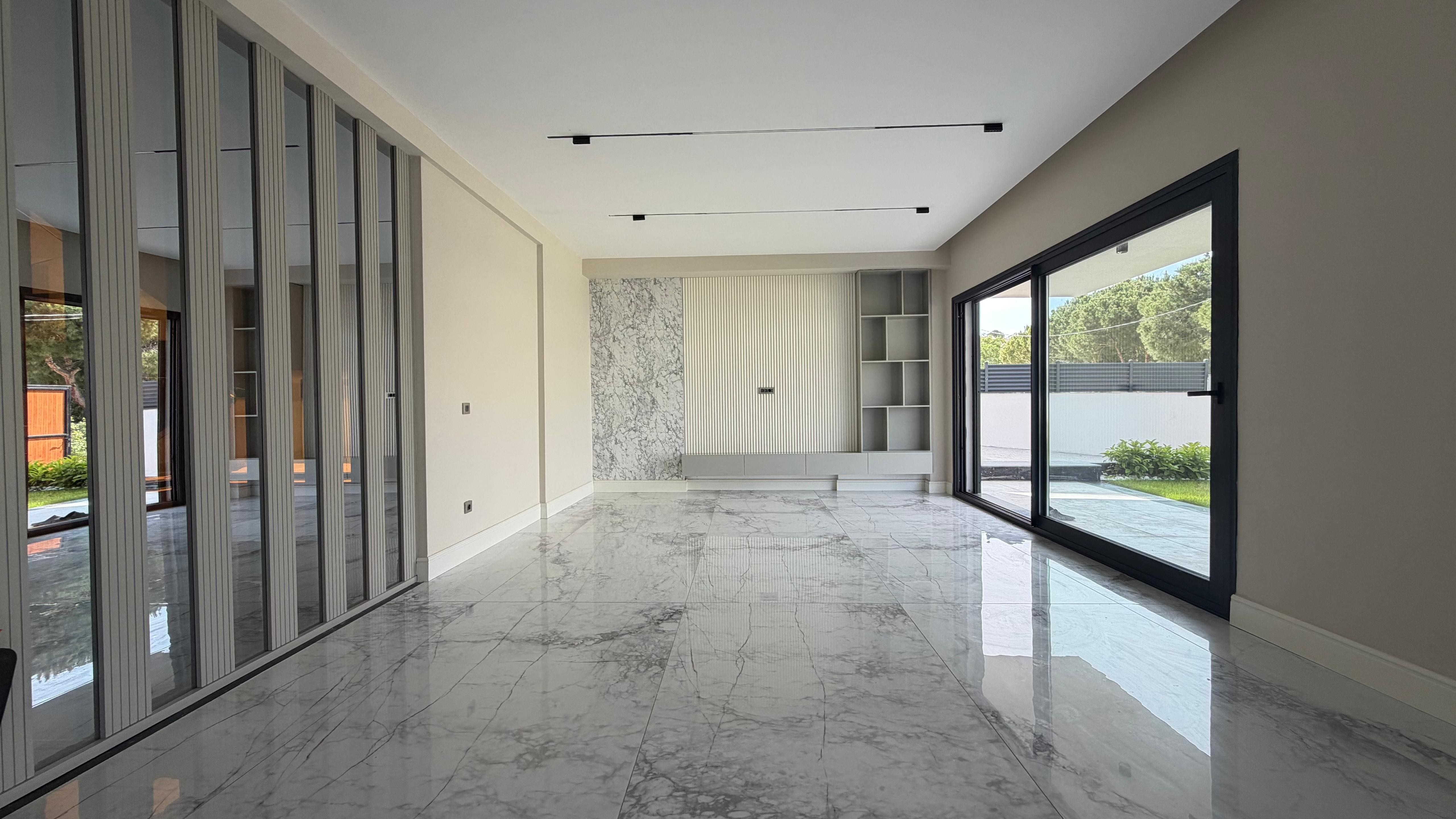 VILLA MODERNA DE LUJO EN VENTA A POCA DISTANCIA A PIE DEL MAR EN EL BARRIO DE EGE, KUŞADASI