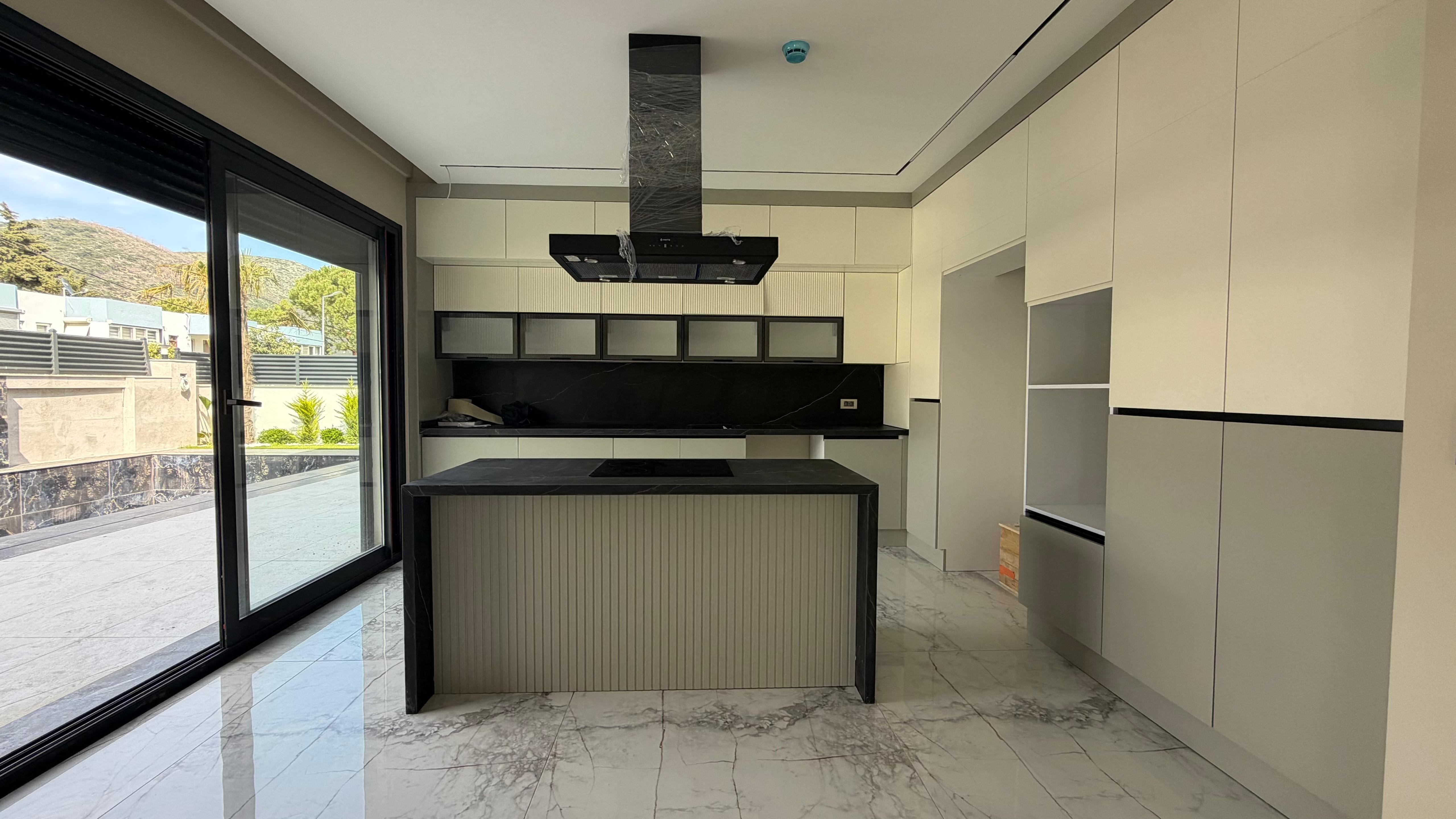 VILLA MODERNA DE LUJO EN VENTA A POCA DISTANCIA A PIE DEL MAR EN EL BARRIO DE EGE, KUŞADASI
