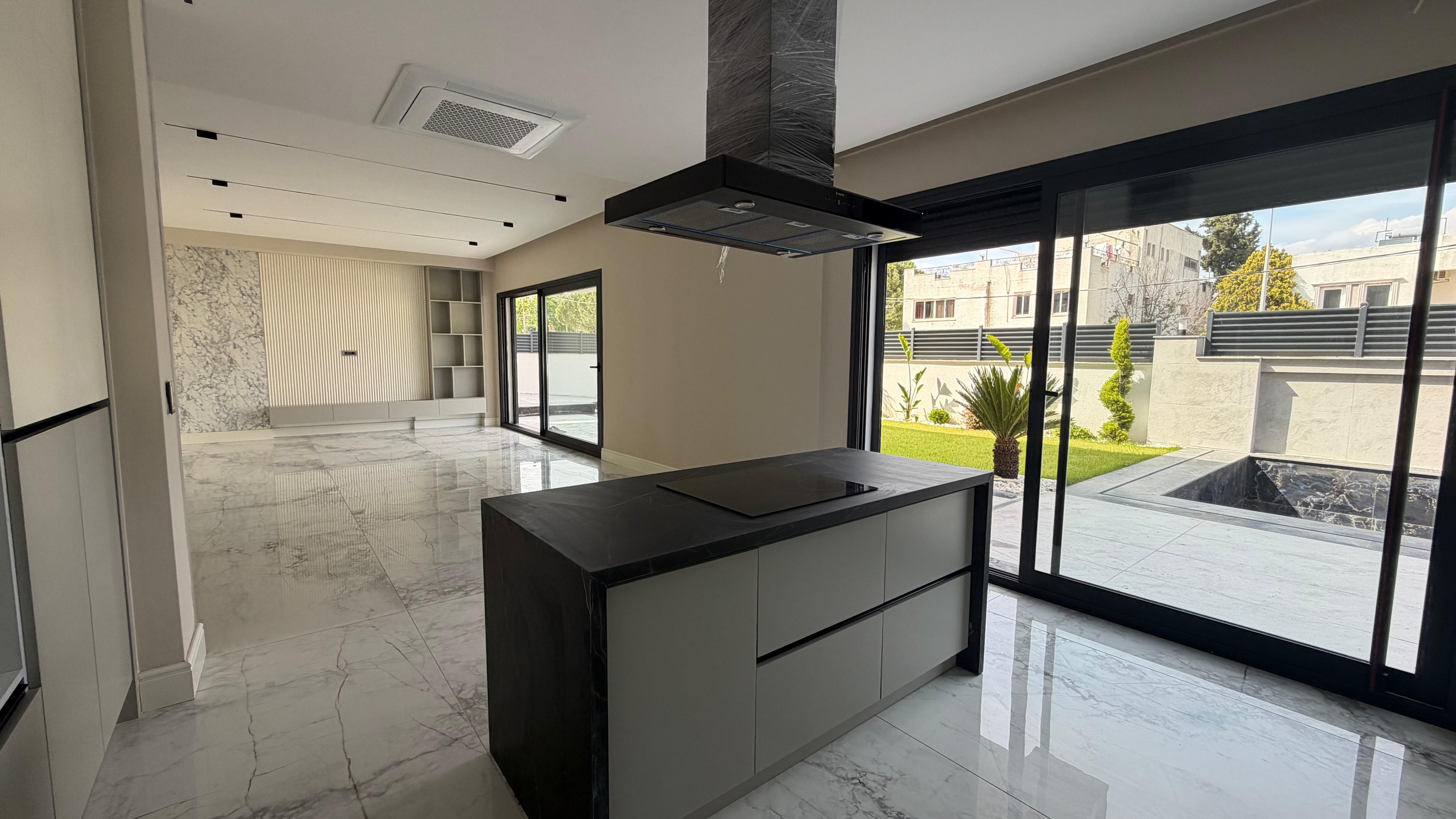 VILLA MODERNA DE LUJO EN VENTA A POCA DISTANCIA A PIE DEL MAR EN EL BARRIO DE EGE, KUŞADASI