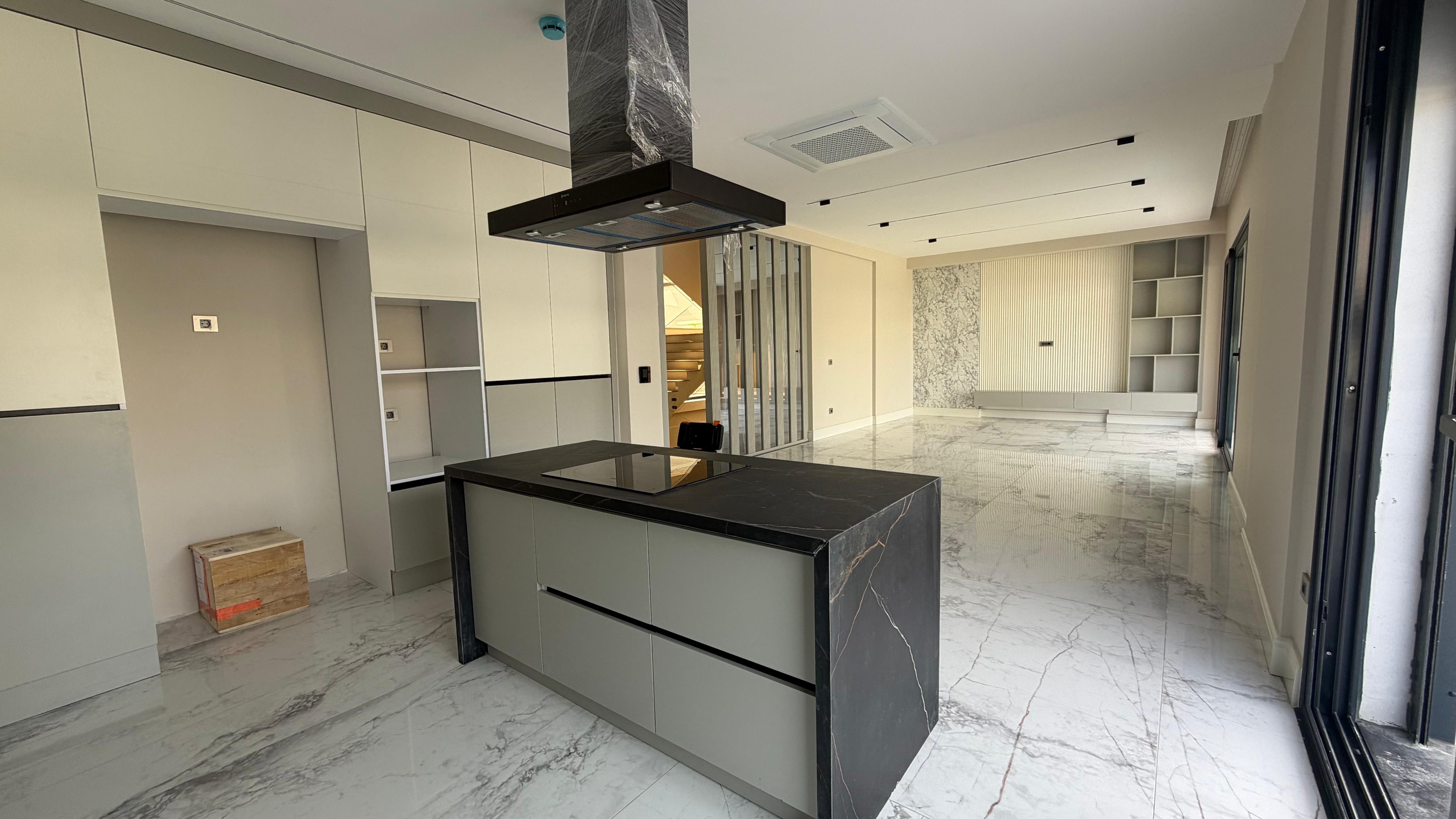 VILLA MODERNA DE LUJO EN VENTA A POCA DISTANCIA A PIE DEL MAR EN EL BARRIO DE EGE, KUŞADASI