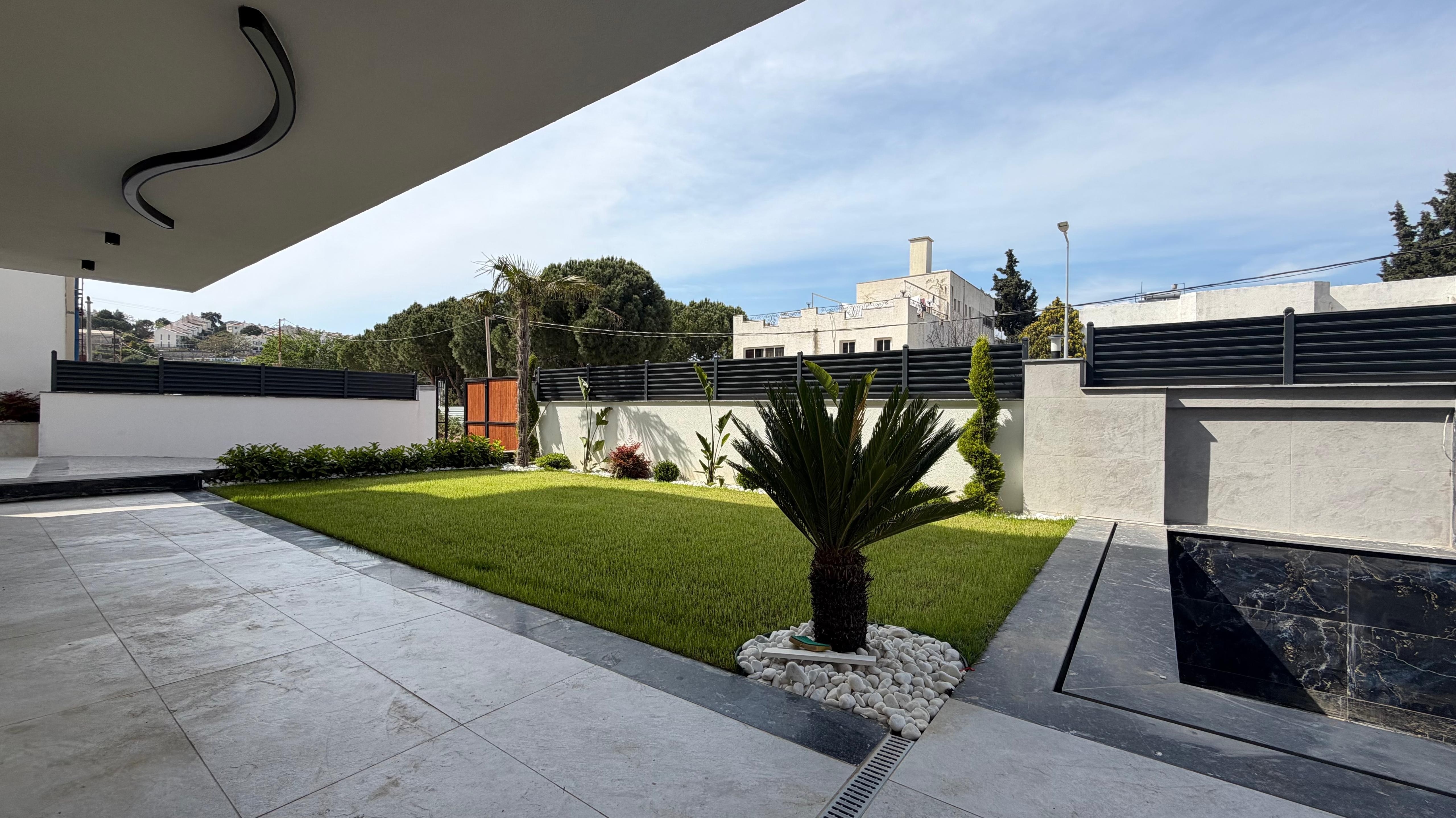 VILLA MODERNA DE LUJO EN VENTA A POCA DISTANCIA A PIE DEL MAR EN EL BARRIO DE EGE, KUŞADASI
