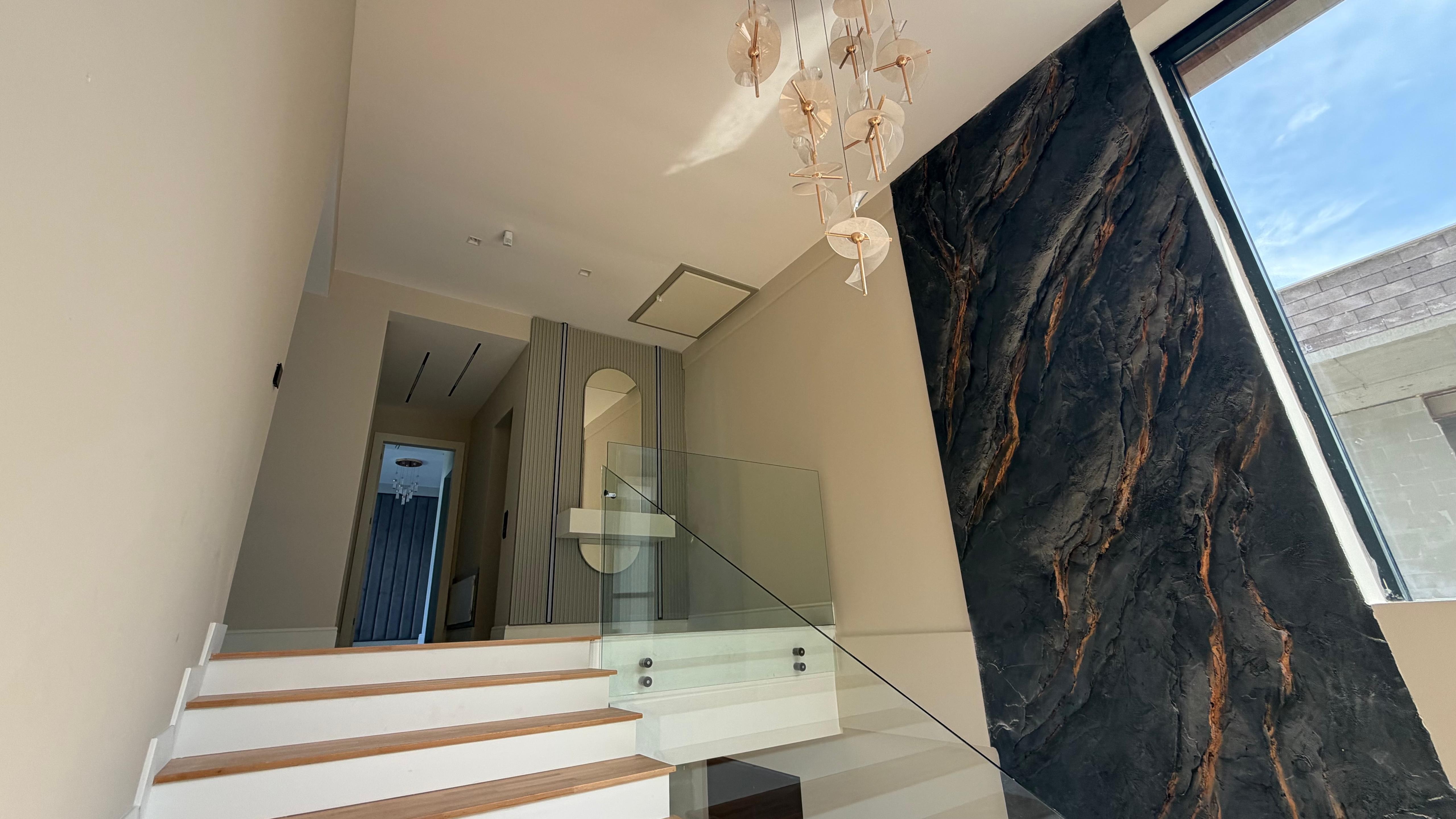 VILLA MODERNA DE LUJO EN VENTA A POCA DISTANCIA A PIE DEL MAR EN EL BARRIO DE EGE, KUŞADASI