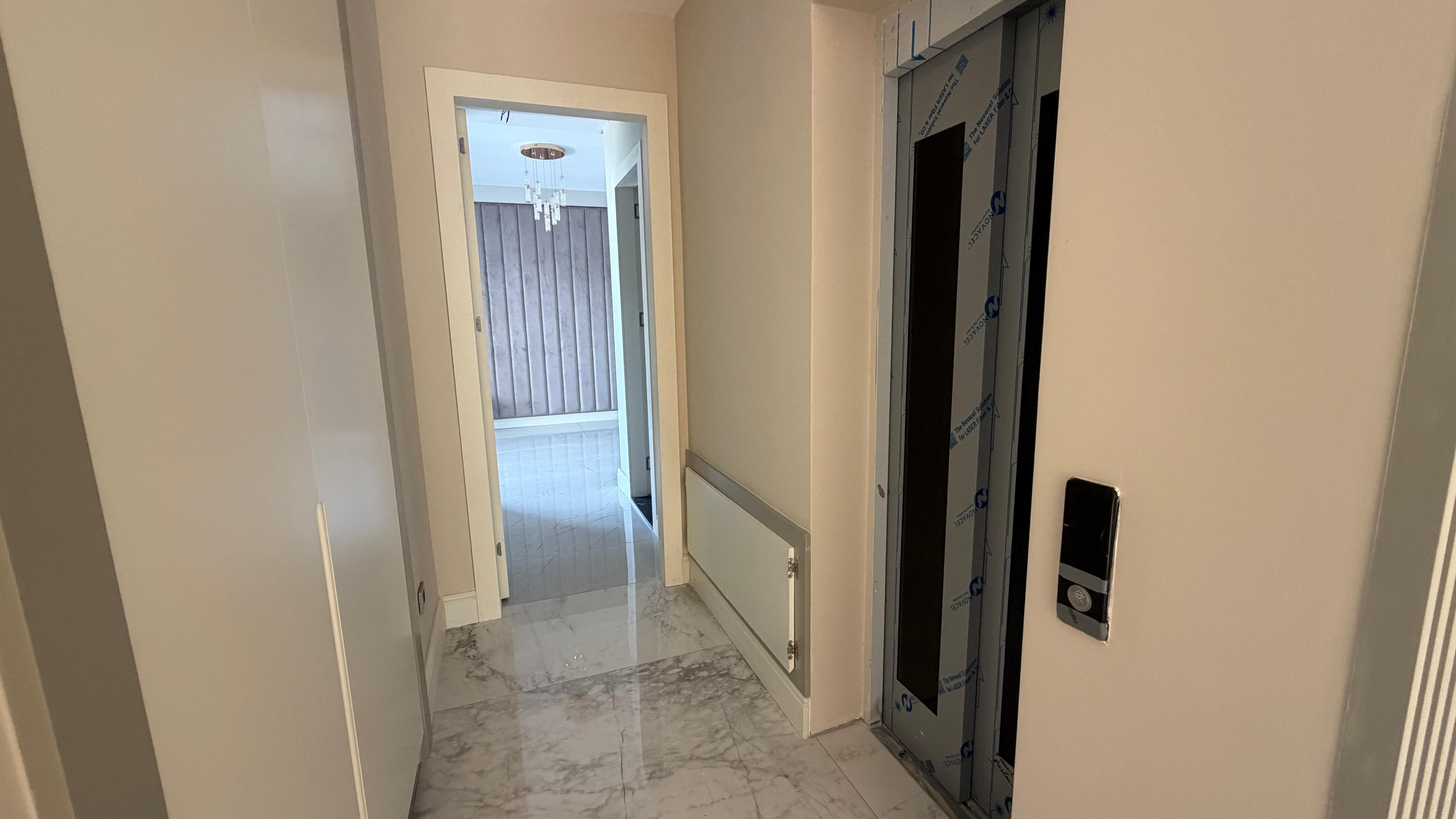 VILLA MODERNA DE LUJO EN VENTA A POCA DISTANCIA A PIE DEL MAR EN EL BARRIO DE EGE, KUŞADASI