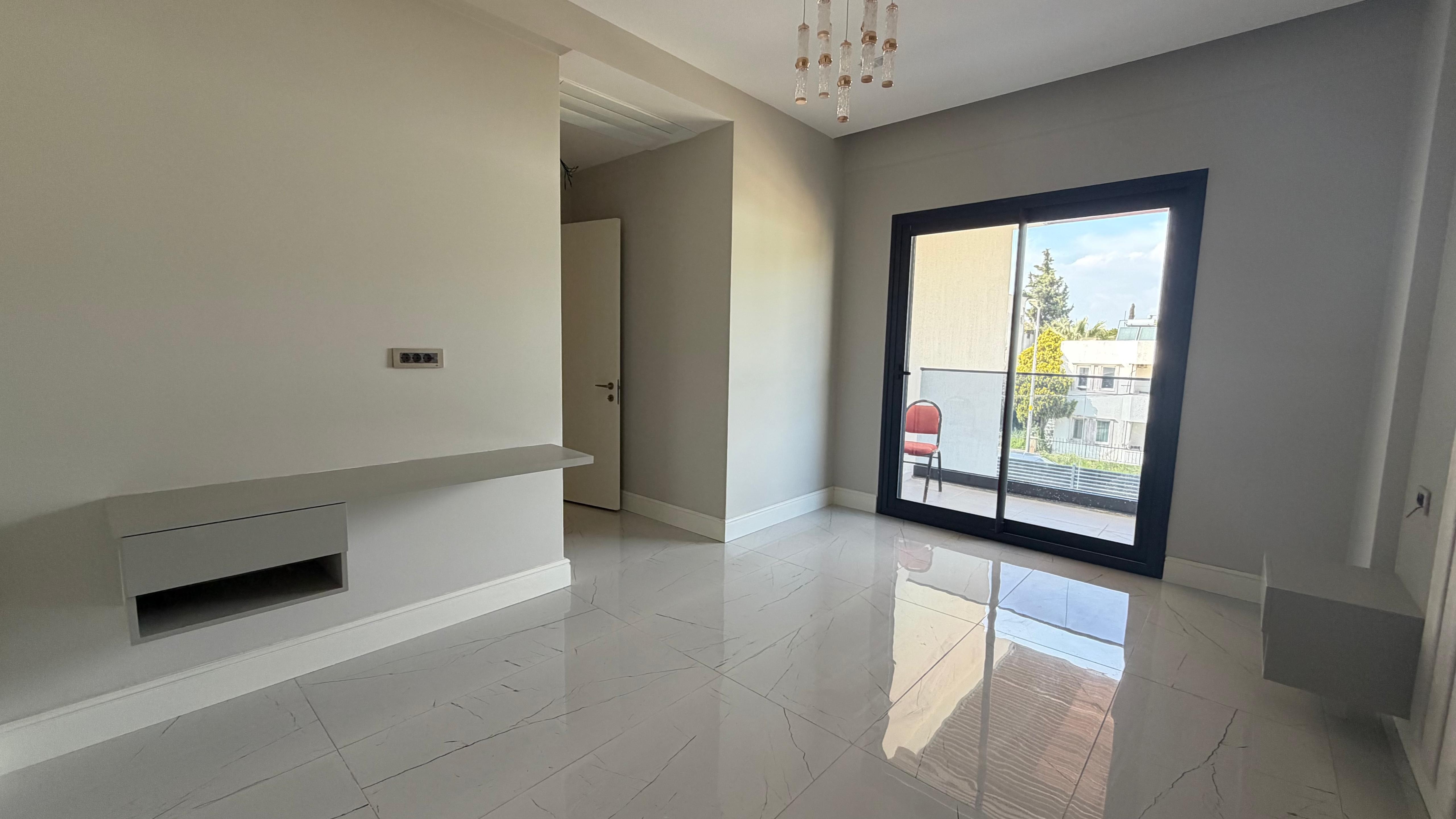 VILLA MODERNA DE LUJO EN VENTA A POCA DISTANCIA A PIE DEL MAR EN EL BARRIO DE EGE, KUŞADASI