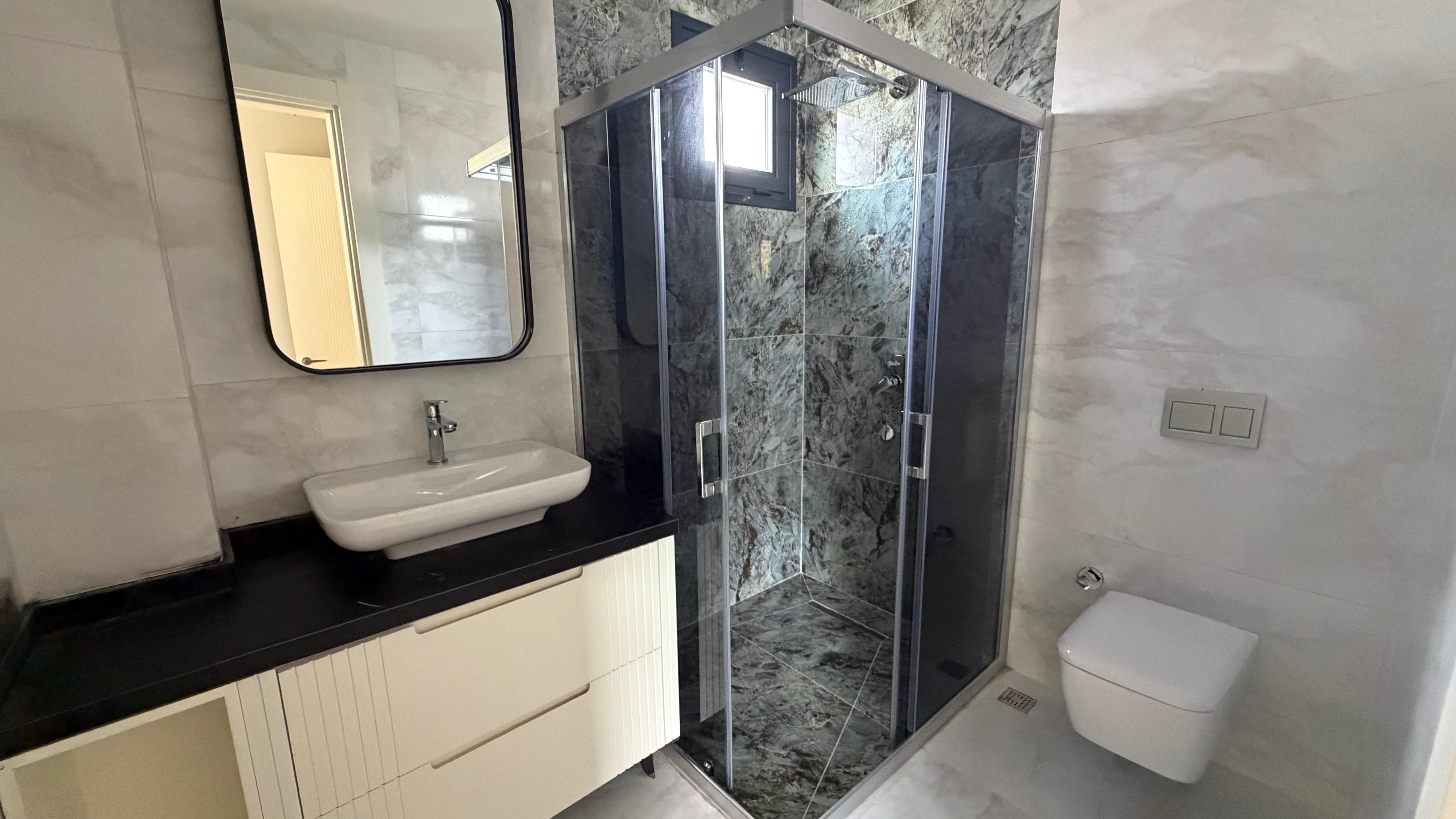 VILLA MODERNA DE LUJO EN VENTA A POCA DISTANCIA A PIE DEL MAR EN EL BARRIO DE EGE, KUŞADASI