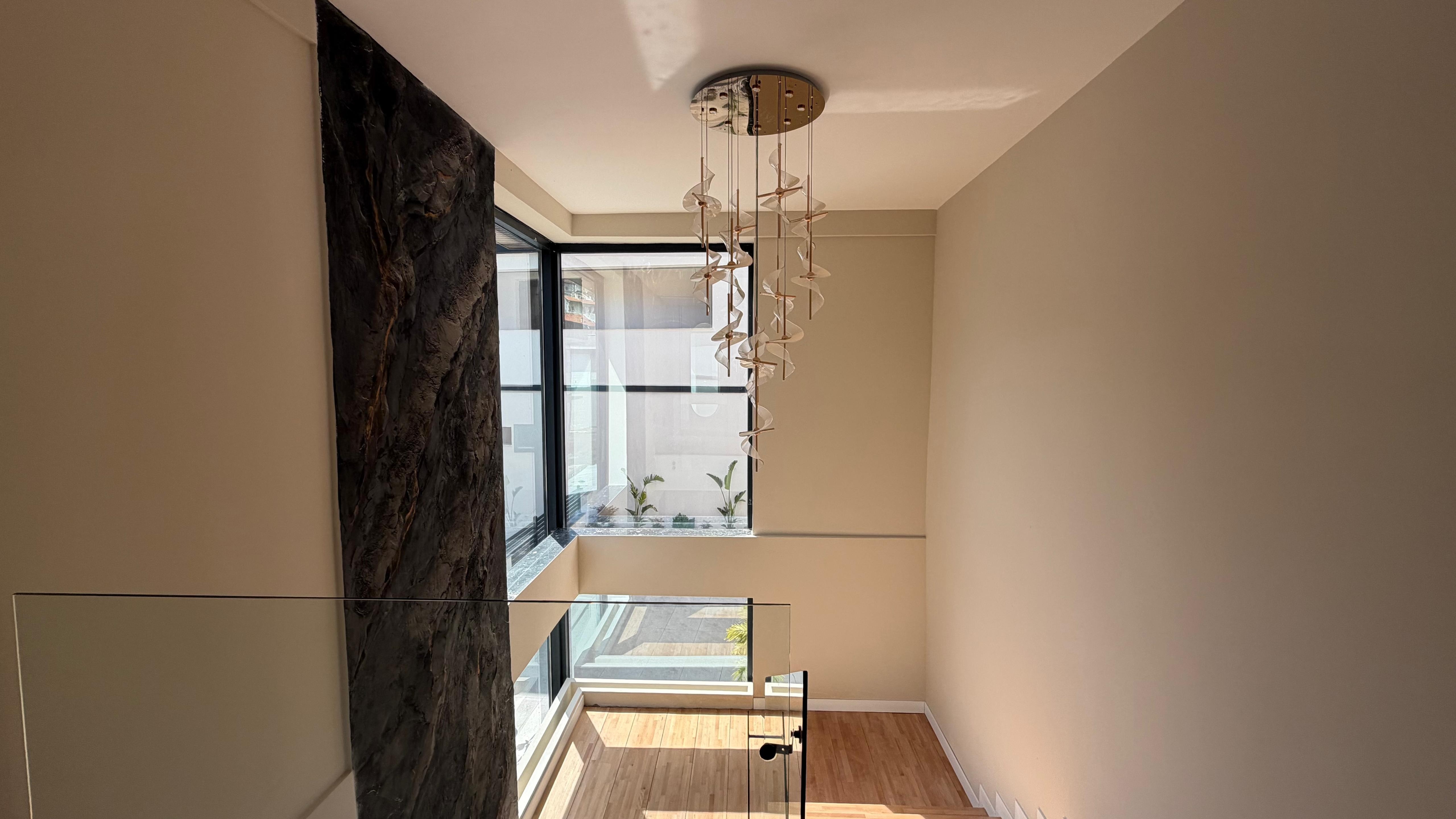 VILLA MODERNA DE LUJO EN VENTA A POCA DISTANCIA A PIE DEL MAR EN EL BARRIO DE EGE, KUŞADASI