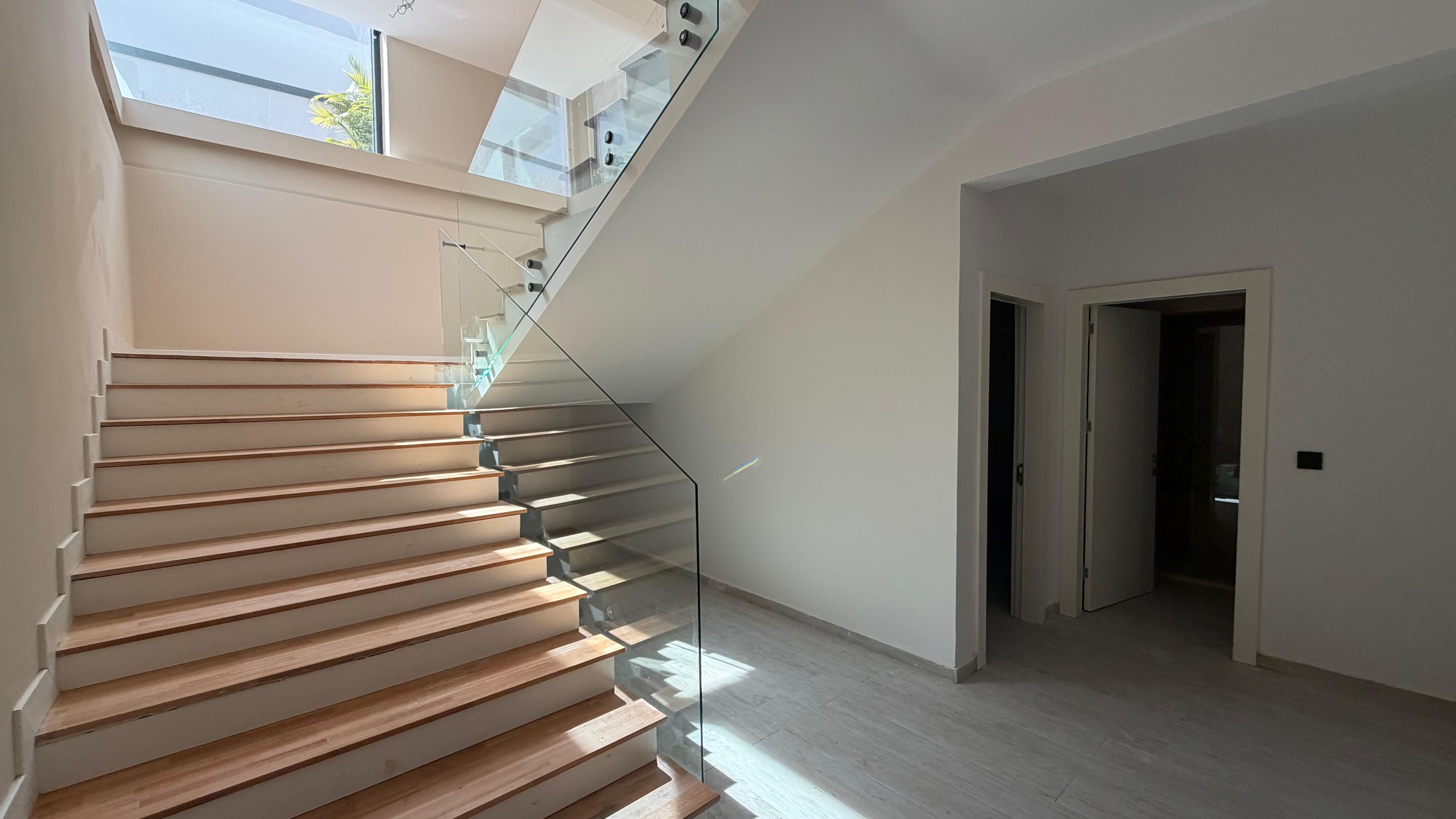 VILLA MODERNA DE LUJO EN VENTA A POCA DISTANCIA A PIE DEL MAR EN EL BARRIO DE EGE, KUŞADASI