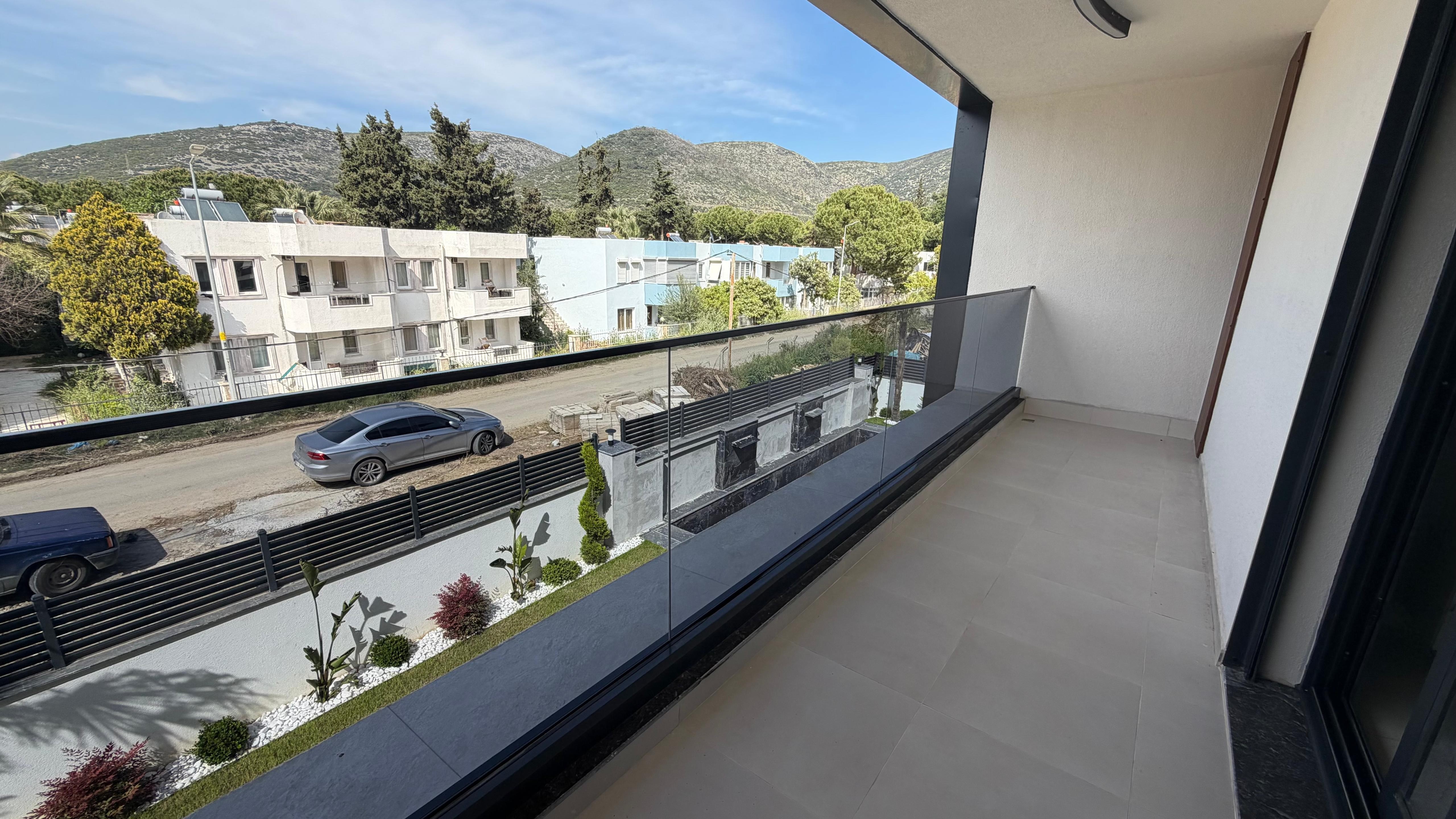VILLA MODERNA DE LUJO EN VENTA A POCA DISTANCIA A PIE DEL MAR EN EL BARRIO DE EGE, KUŞADASI