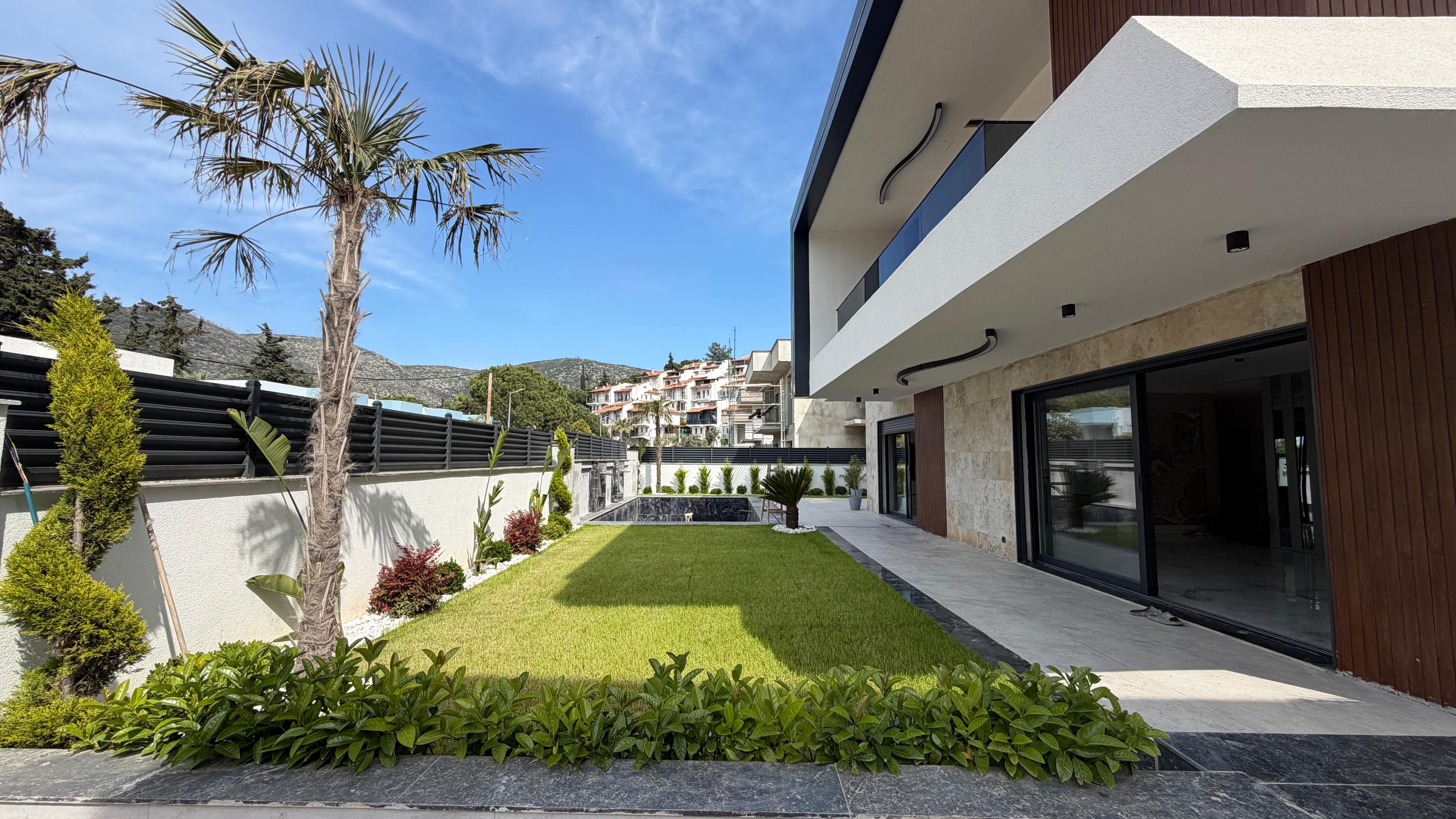 VILLA MODERNA DE LUJO EN VENTA A POCA DISTANCIA A PIE DEL MAR EN EL BARRIO DE EGE, KUŞADASI