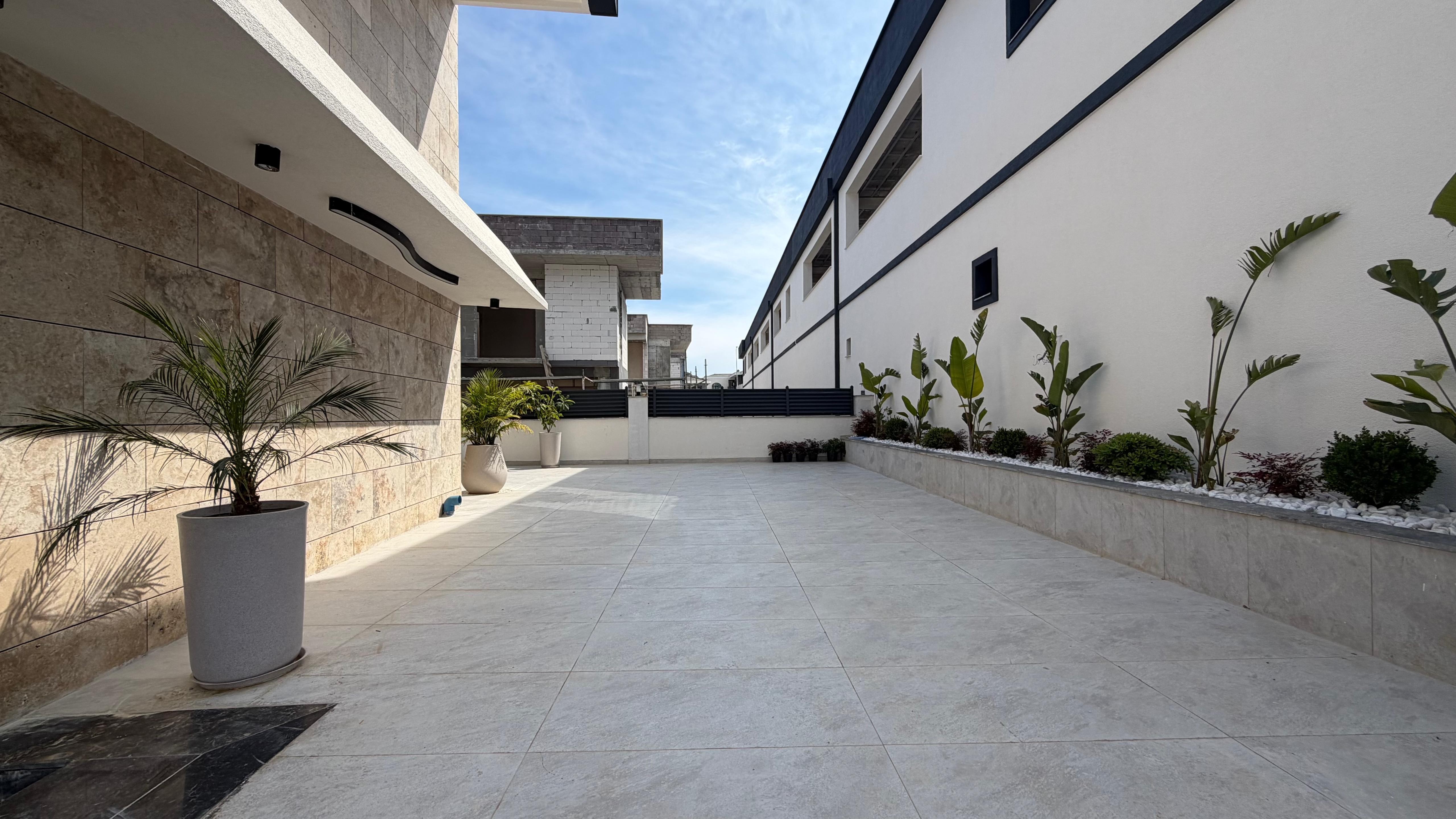 VILLA MODERNA DE LUJO EN VENTA A POCA DISTANCIA A PIE DEL MAR EN EL BARRIO DE EGE, KUŞADASI