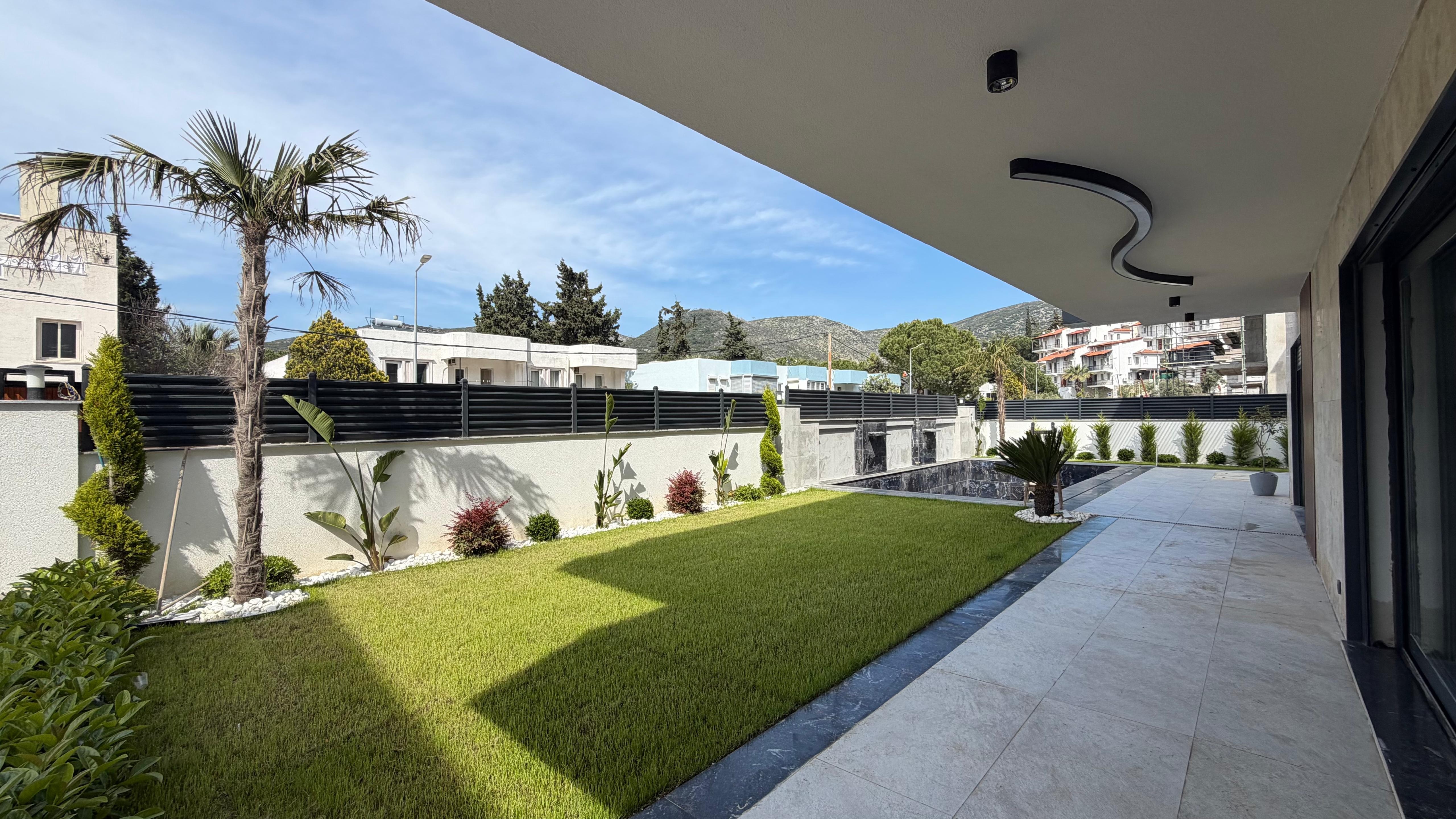 VILLA MODERNA DE LUJO EN VENTA A POCA DISTANCIA A PIE DEL MAR EN EL BARRIO DE EGE, KUŞADASI
