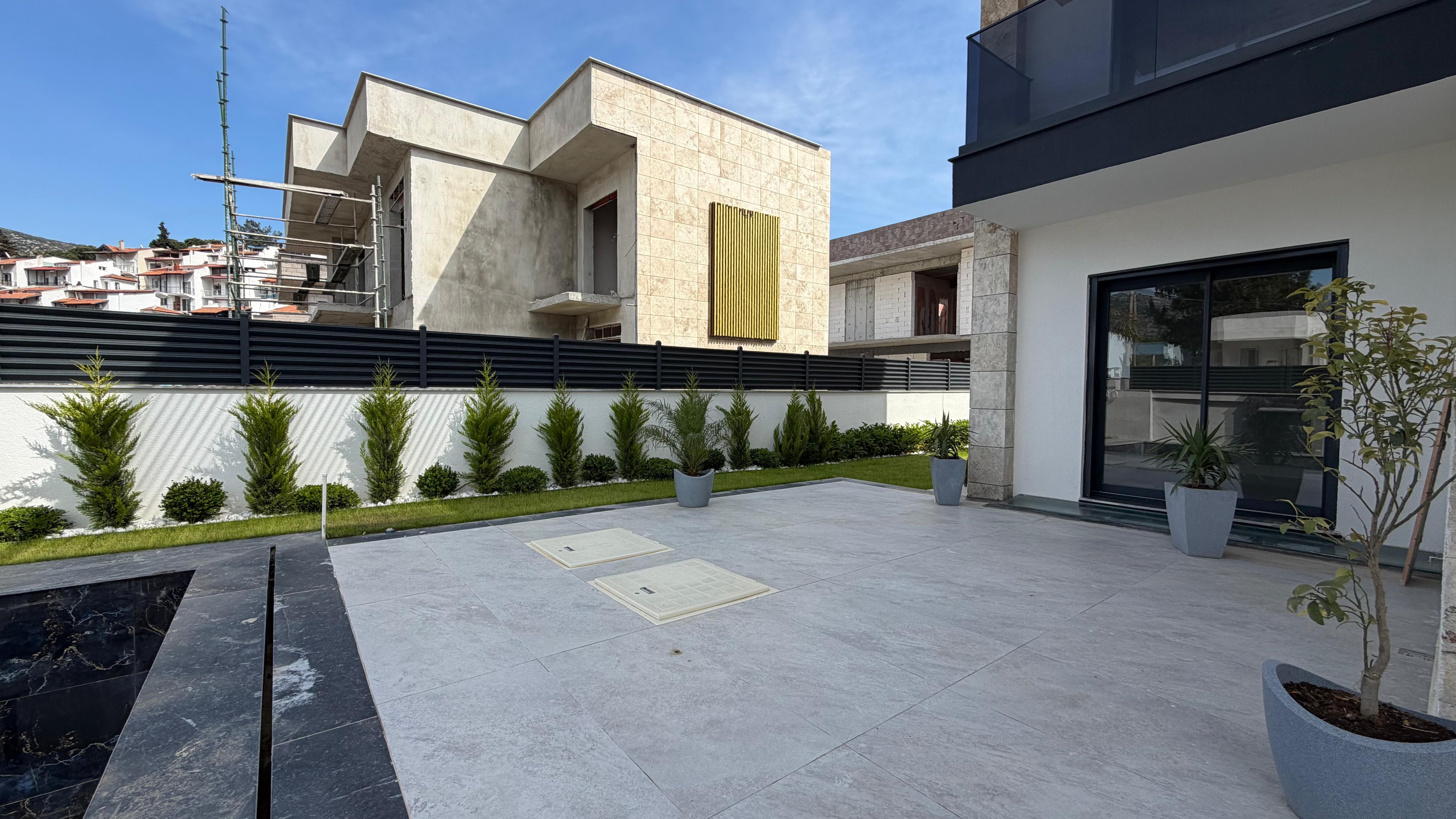 VILLA MODERNA DE LUJO EN VENTA A POCA DISTANCIA A PIE DEL MAR EN EL BARRIO DE EGE, KUŞADASI