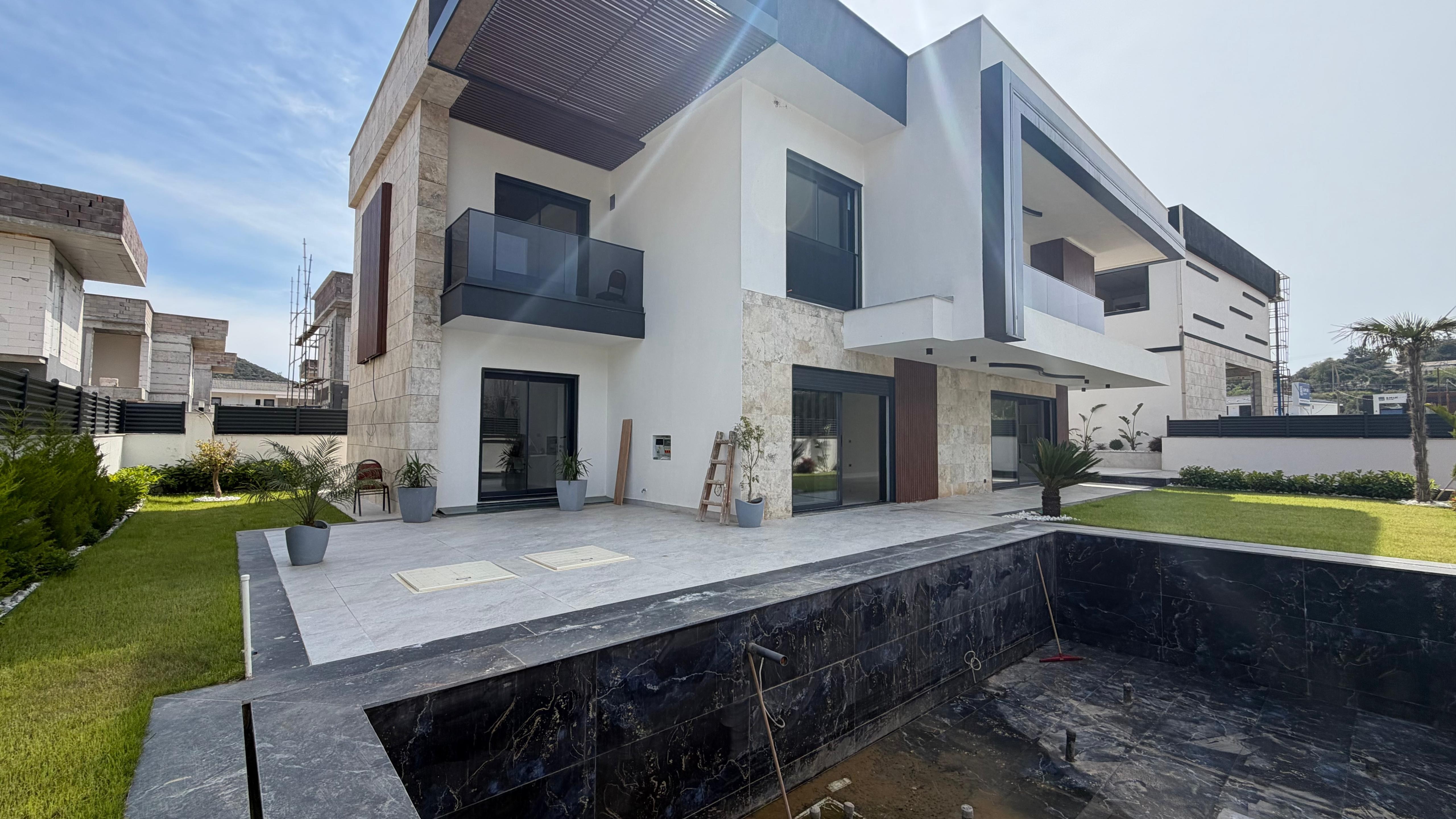 VILLA MODERNA DE LUJO EN VENTA A POCA DISTANCIA A PIE DEL MAR EN EL BARRIO DE EGE, KUŞADASI
