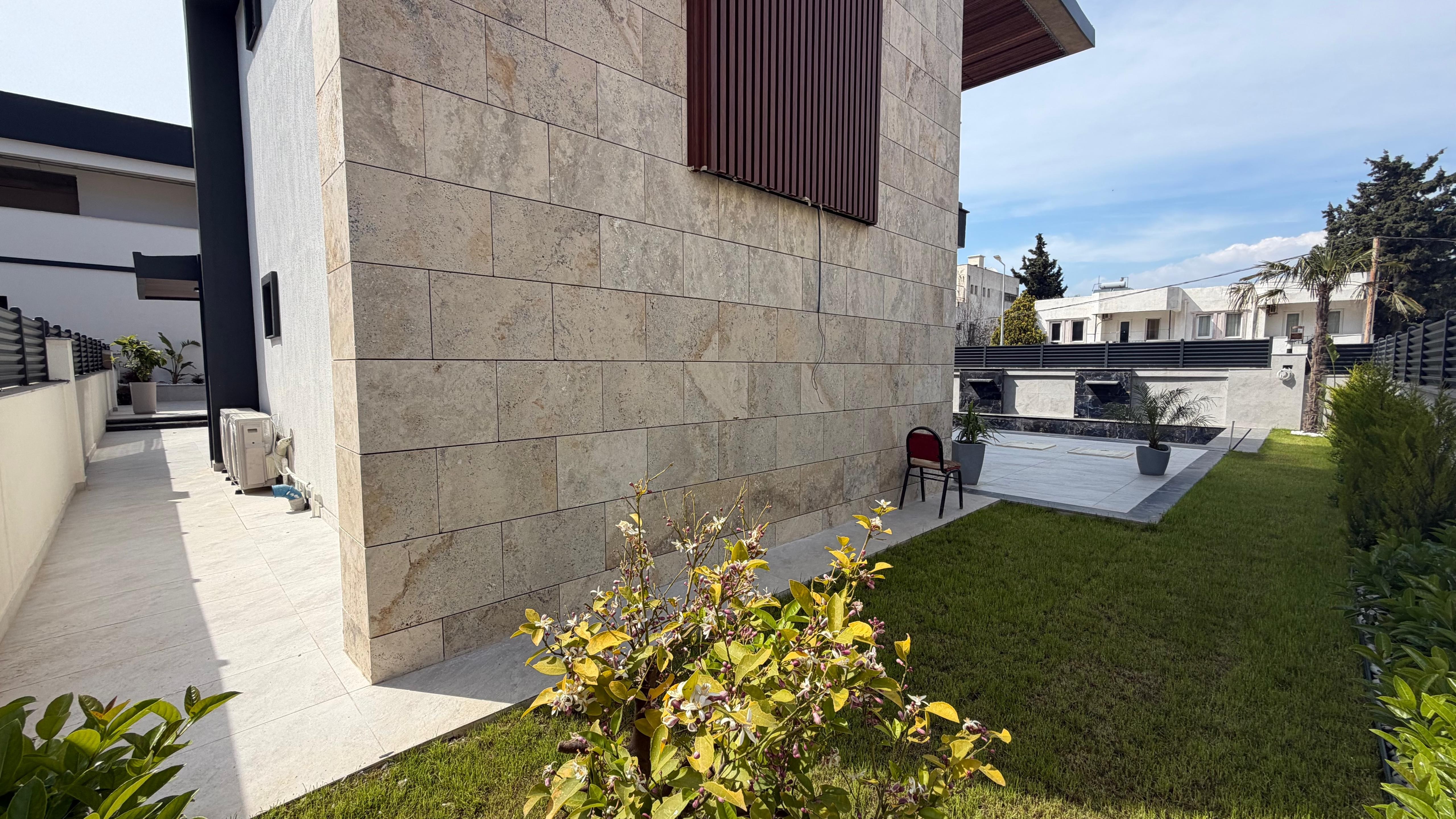 VILLA MODERNA DE LUJO EN VENTA A POCA DISTANCIA A PIE DEL MAR EN EL BARRIO DE EGE, KUŞADASI