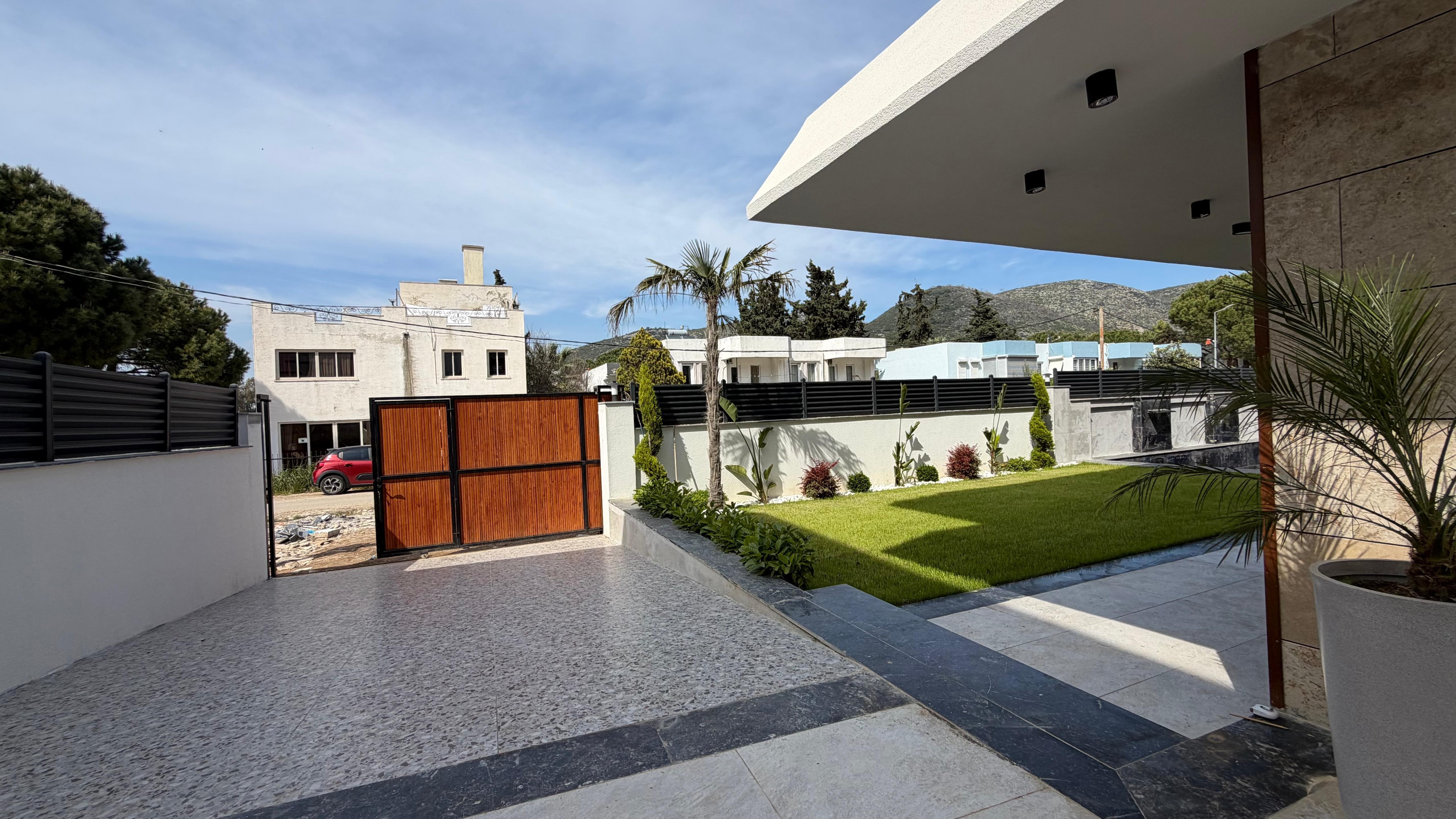 VILLA MODERNA DE LUJO EN VENTA A POCA DISTANCIA A PIE DEL MAR EN EL BARRIO DE EGE, KUŞADASI